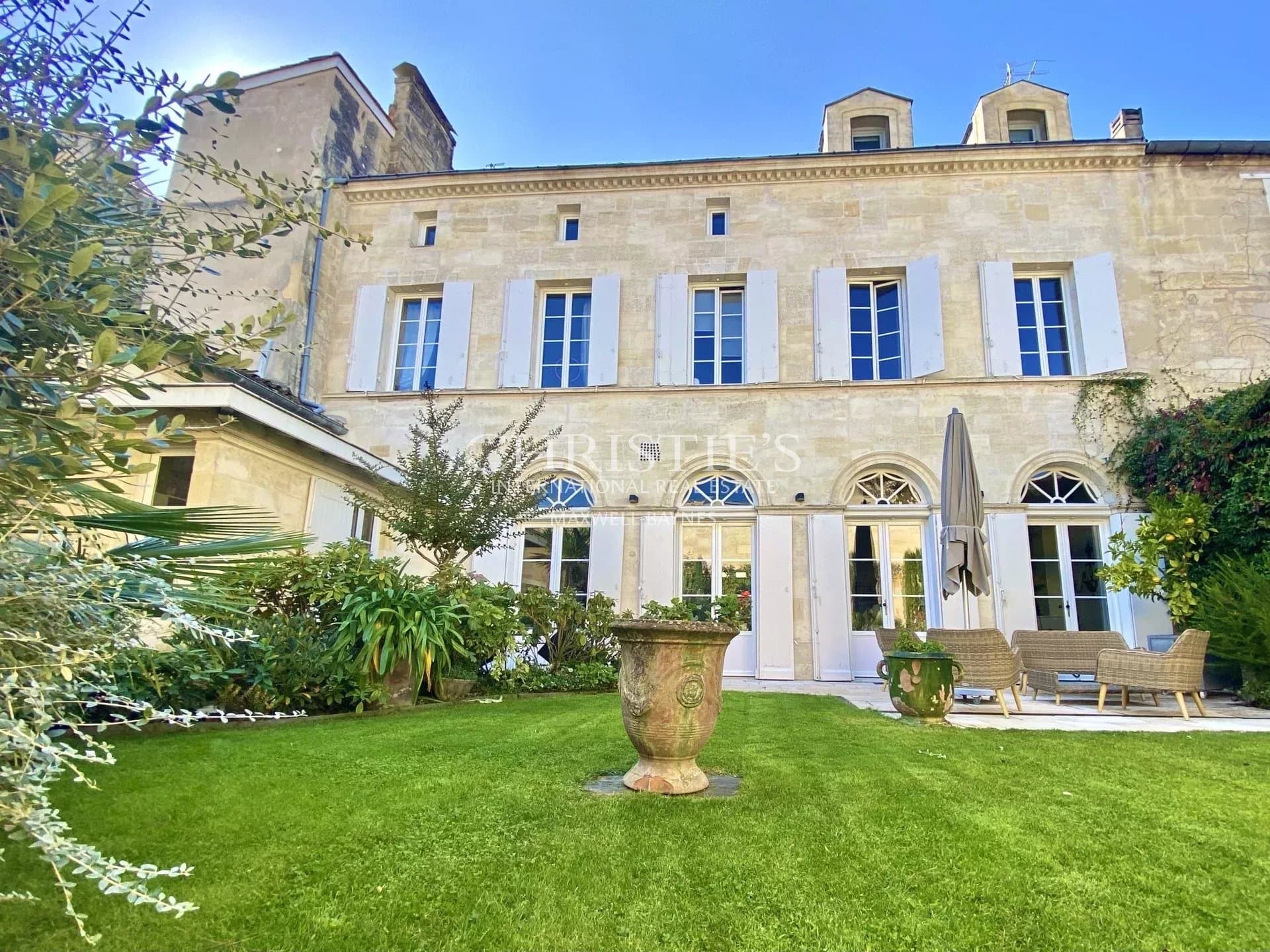 Townhouse with 5 bedrooms and 4 shower/bath rooms