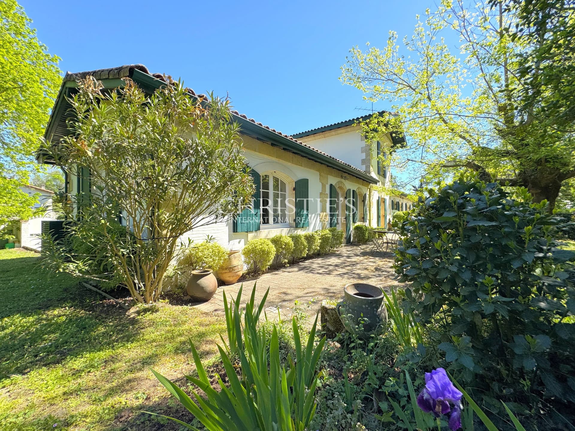 Family villa with pool, just a short distance from Royan and the beaches
