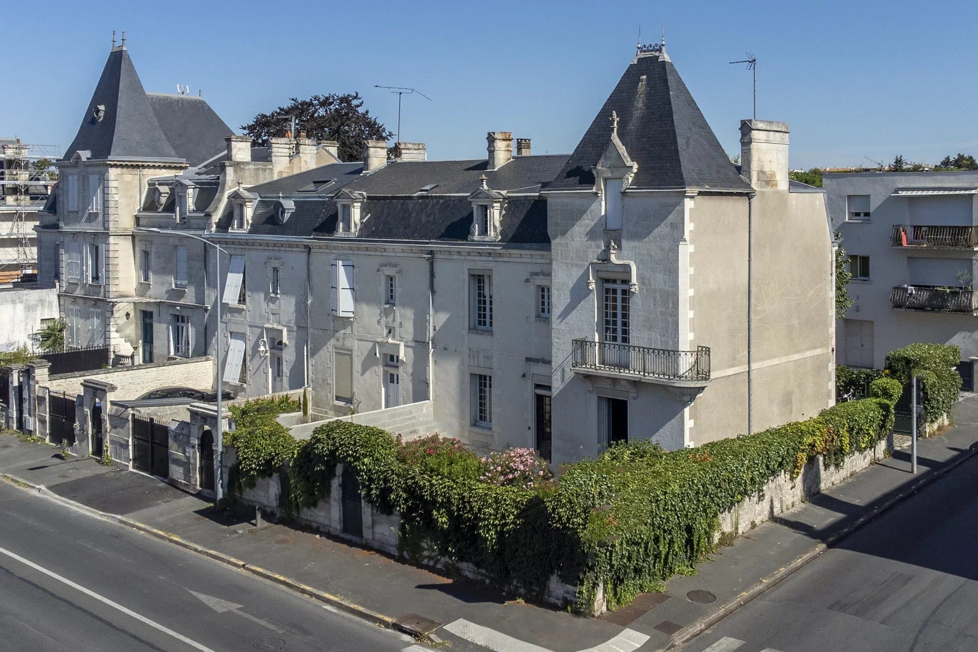 Maison de Famille, Centre ville La Rochelle. 270m2 parking et jardin.