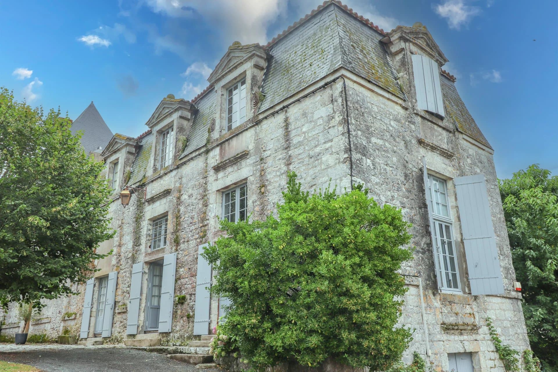 Superbe Aile de Château avec Jardin et Garage proche de Bergerac
