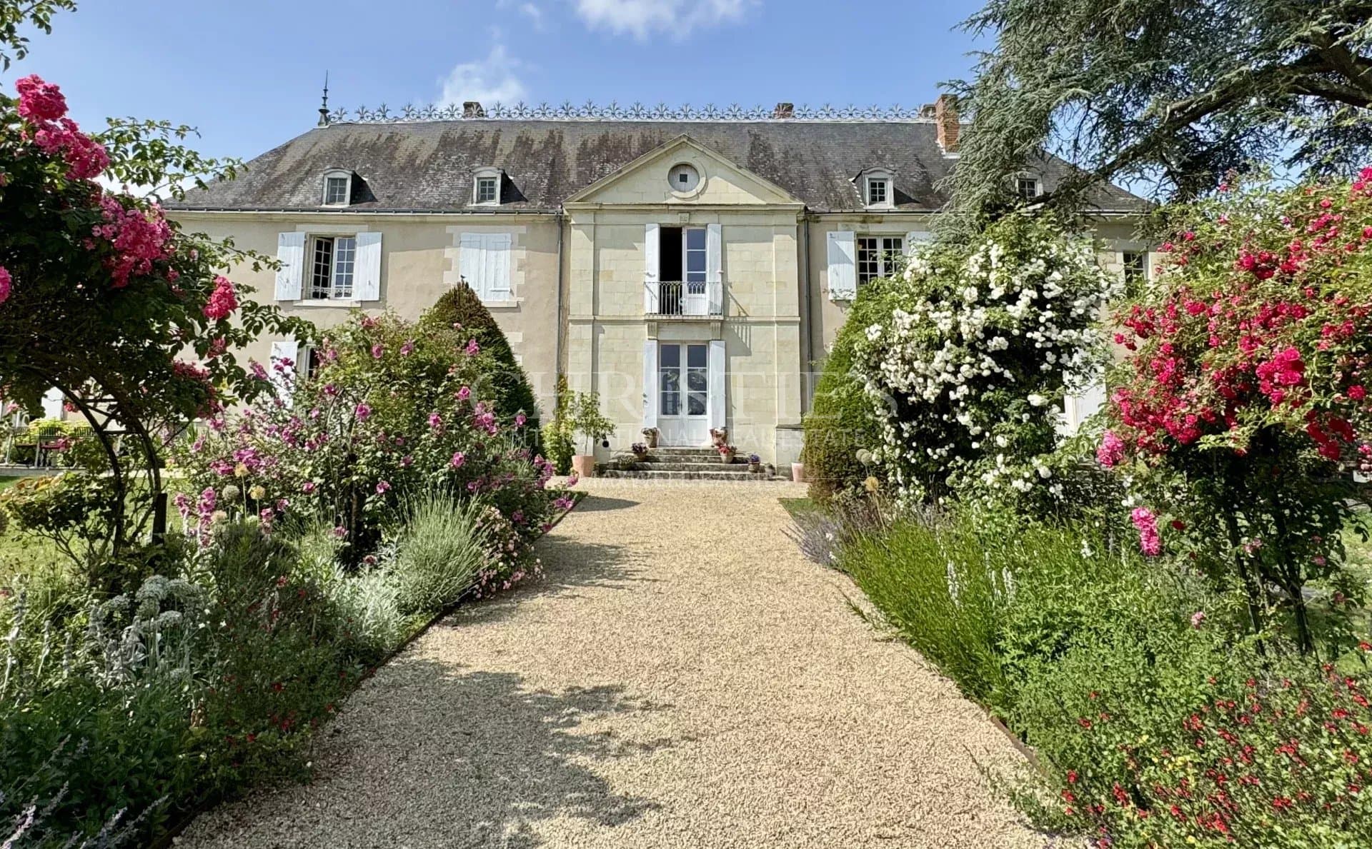Magnificent property with 12 hectares of gardens and land