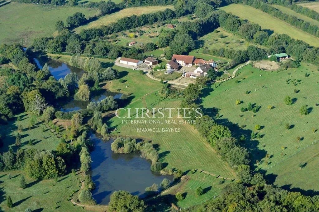 Large mansion set in the middle of a beautiful 50-hectare estate