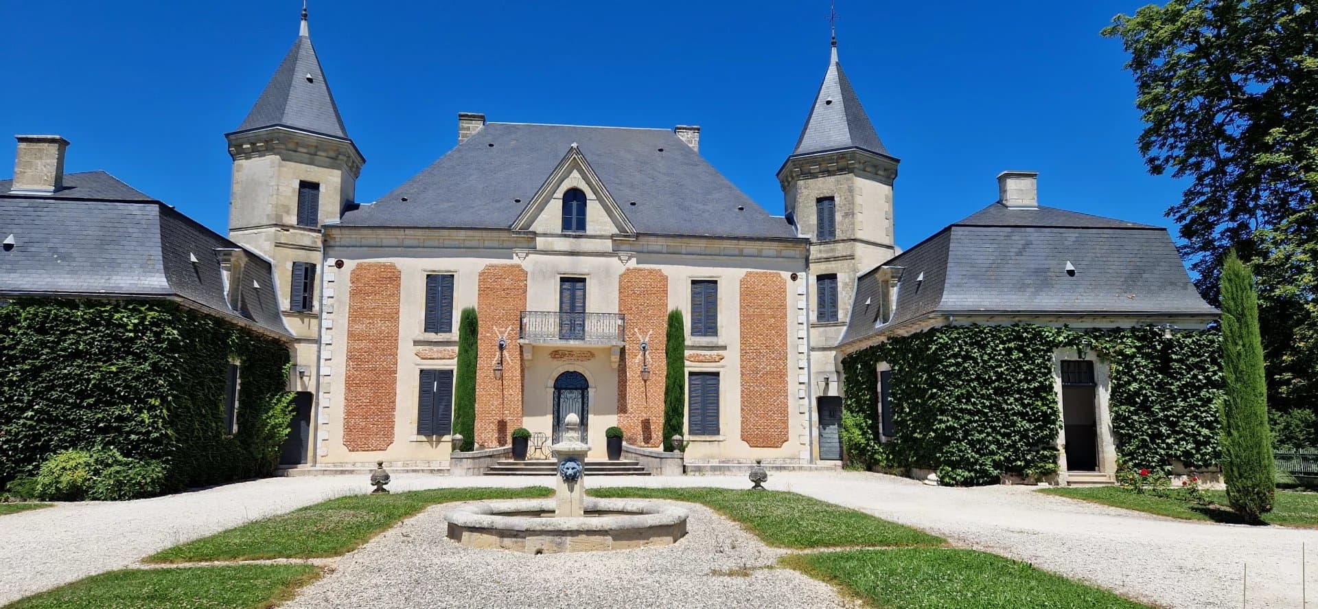 A vendre à Sainte Foy la Grande, magnifique propriété viticole et équestre, 80 ha de vignes et 35ha de bois