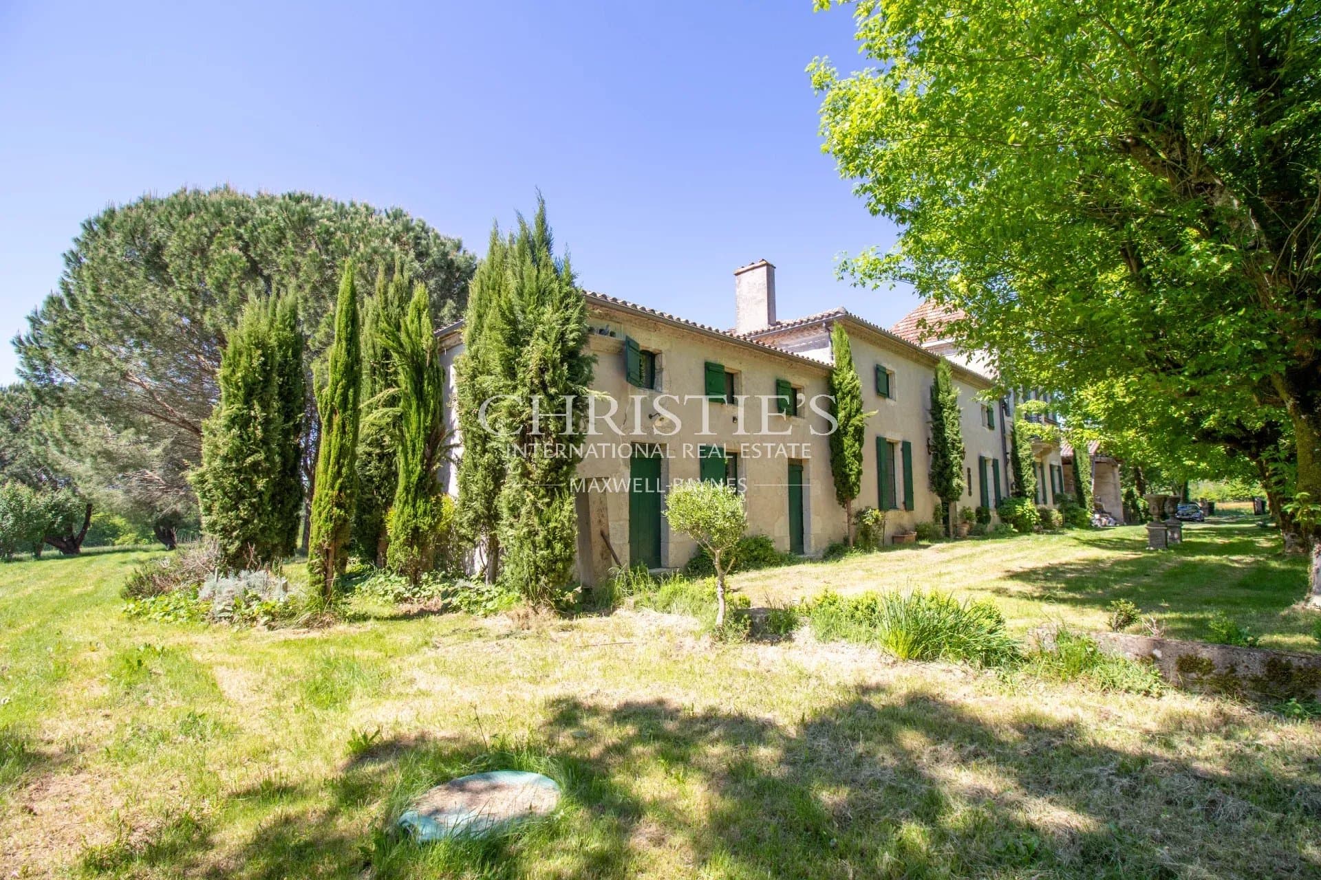 Un magnifique MANOR HOUSE et ses dépendances dans un domaine de 10 hectares de prés et de bois, près de CASTELJALOUX.