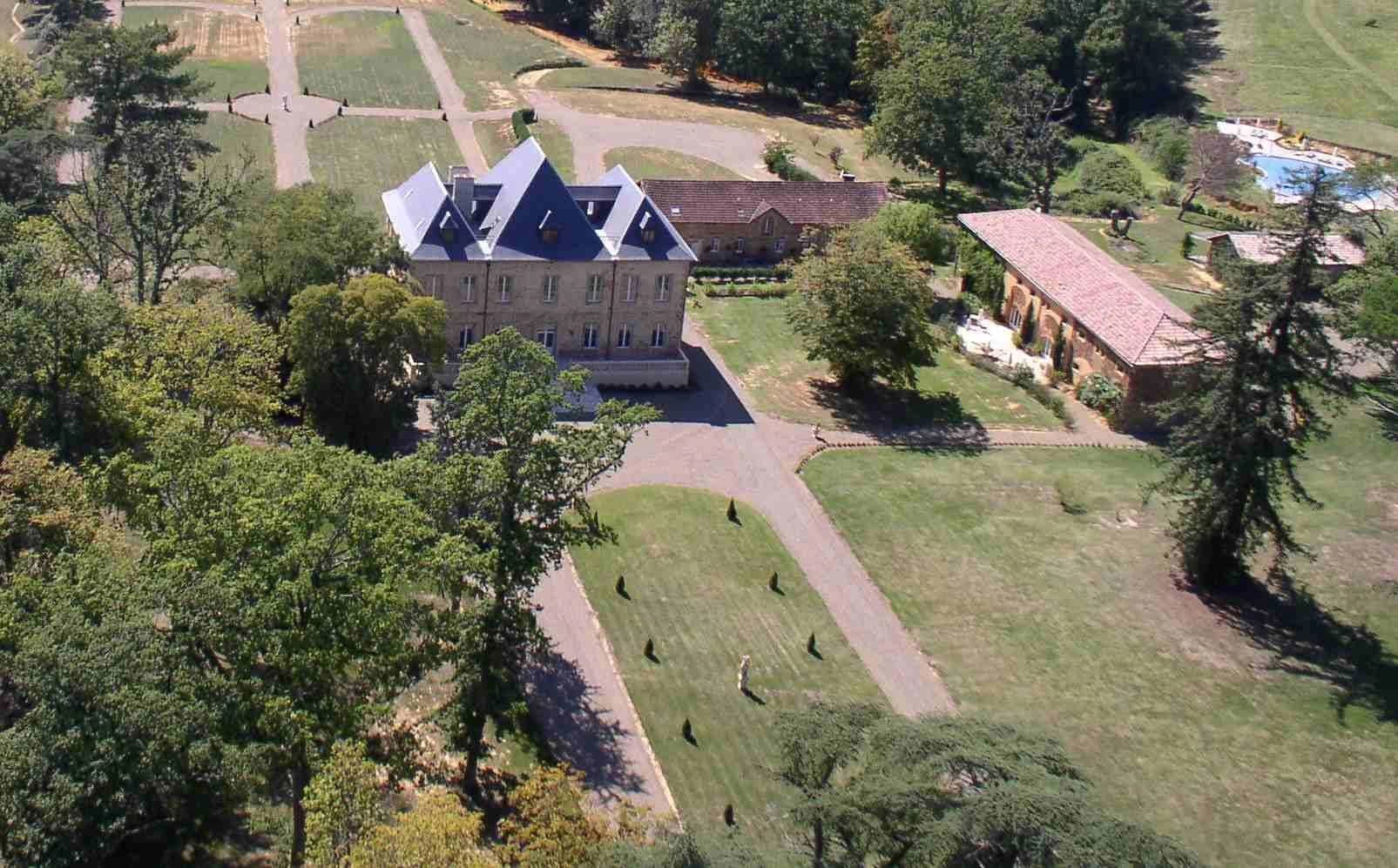 Superbe château restauré, dépendances offrant un hébergement de luxe sur 55 acres 1hr 40 min sud de Bordeaux