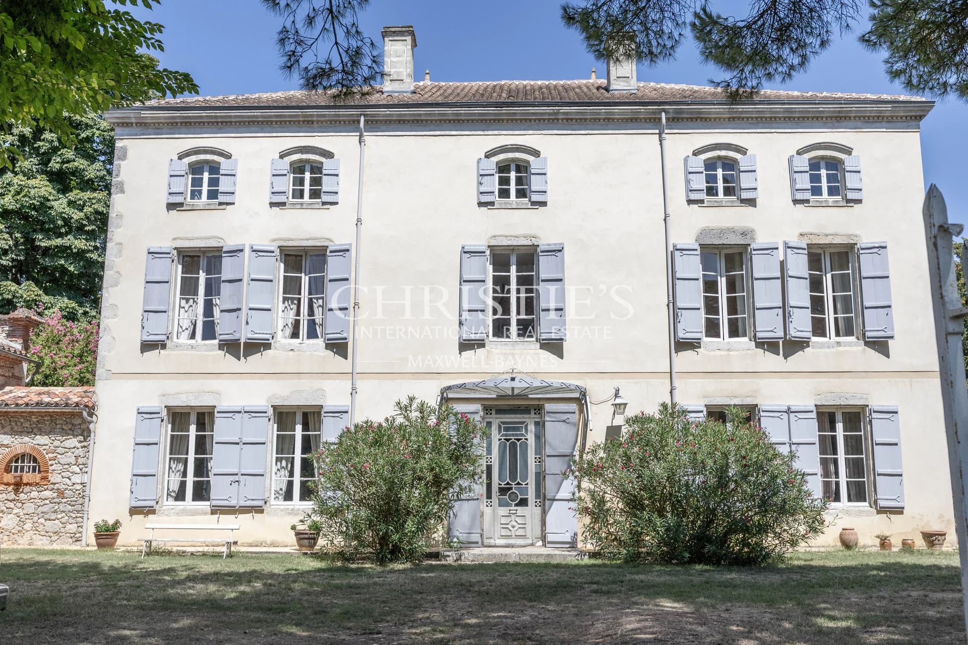 Maison bourgeoise : une propriété rare avec chapelle, dépendances et 17h de terres variées
