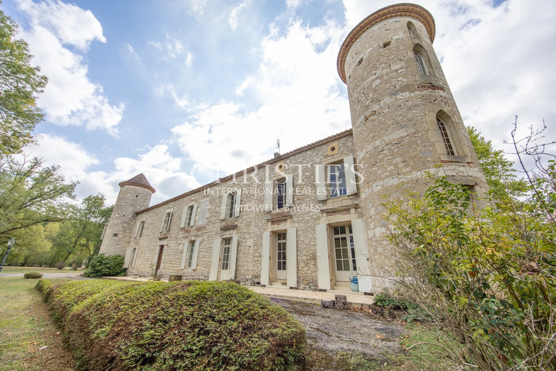 Un manoir saisissant avec des tourelles classiques, niché au cœur de 13+ hectares de bois privés.