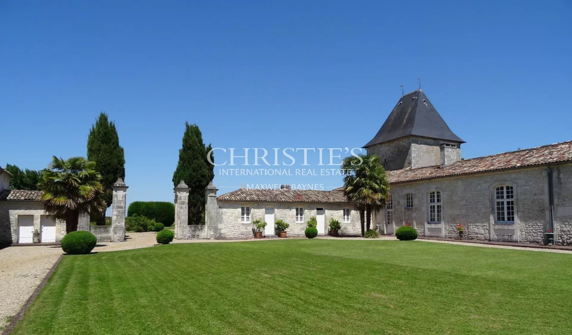 Charente-Maritime - Magnificent manor house
