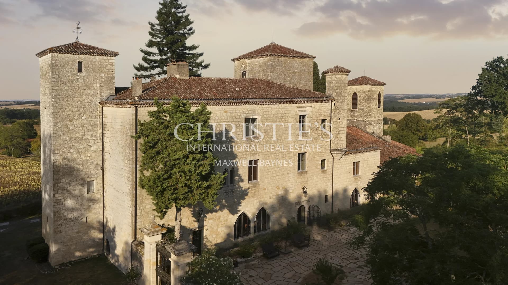 Restauration remarquable d’un château du XIIIe siècle à proximité d’une ville historique animée