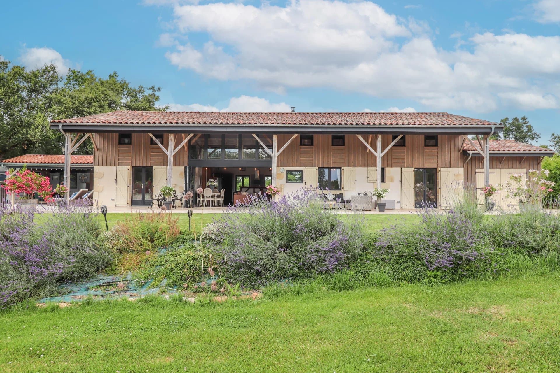 Stylish LOFTBARN conversion with heated swimming pool & luxurious Jacuzzi, nestled in the picturesque countryside