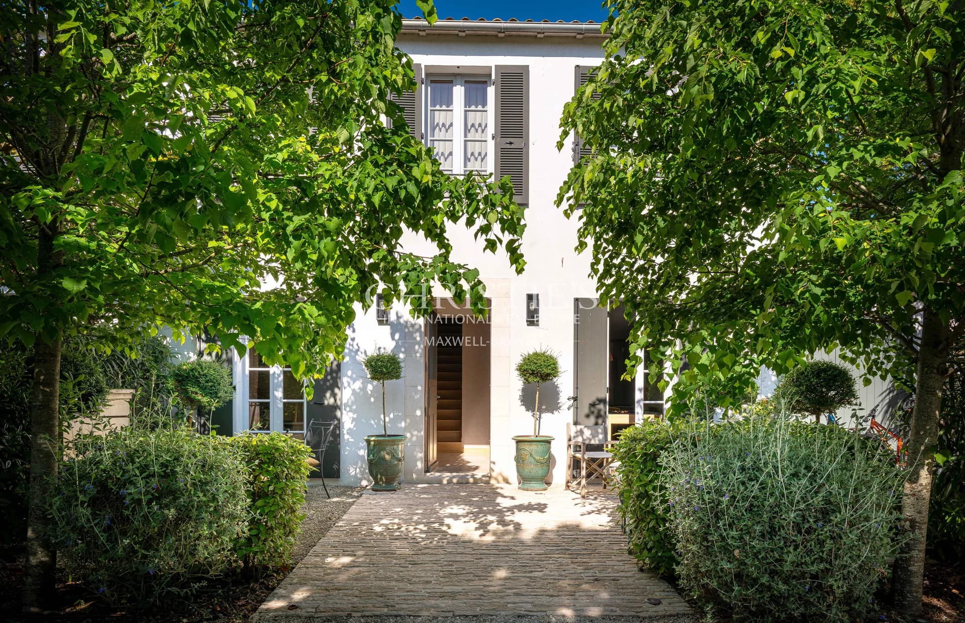 Maison coeur de village avec piscine et garage