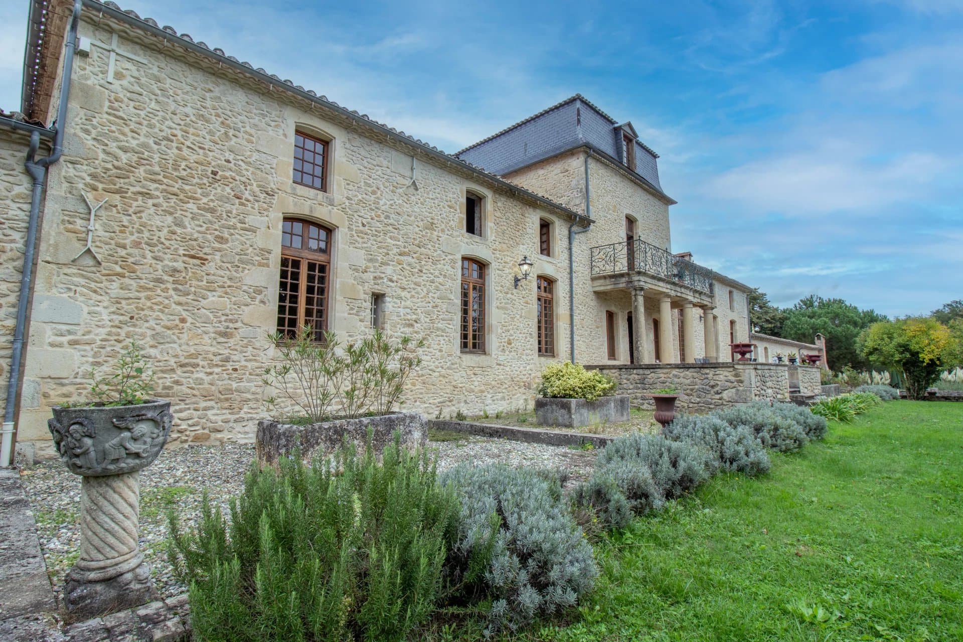 CHateau spectaculaire avec piscine et 66 hectares de terrain diverse, à une heure de Bordeaux