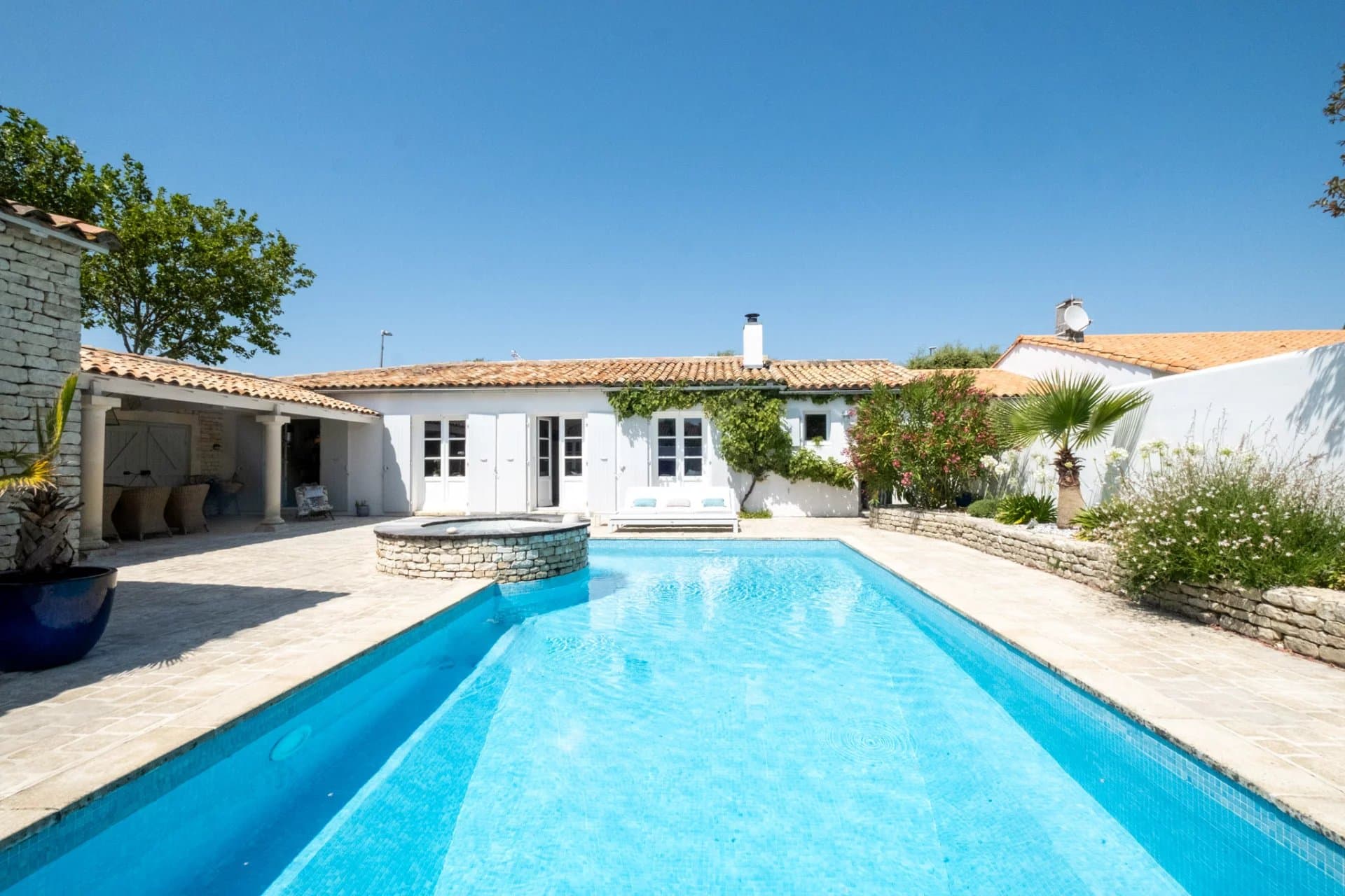Maison avec piscine et une annexe idéale pour une profession libérale