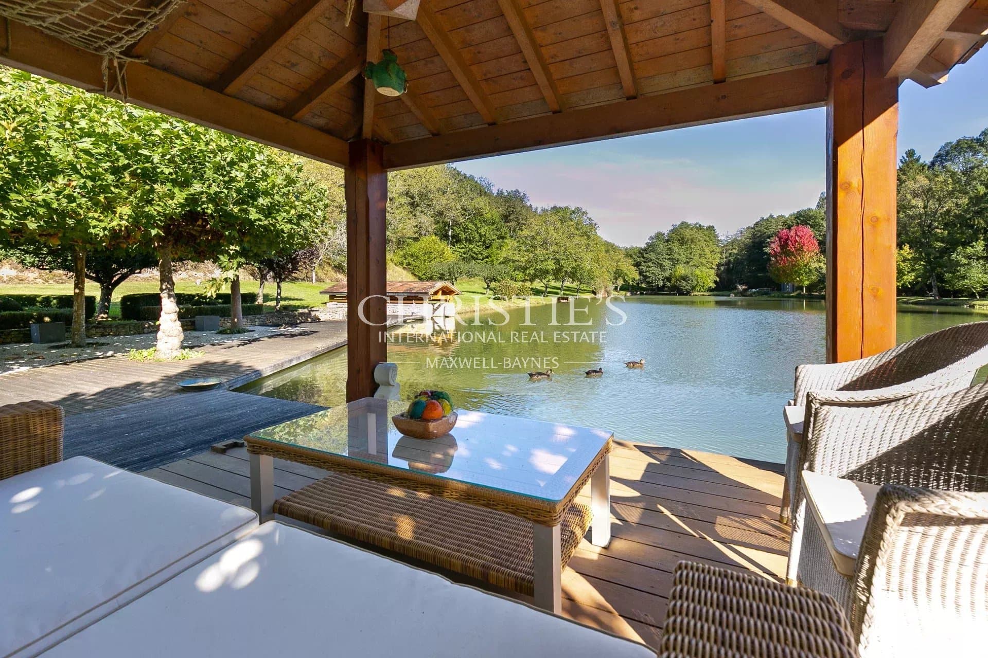 Vente Très belle propriété en bord du lac en Dordogne