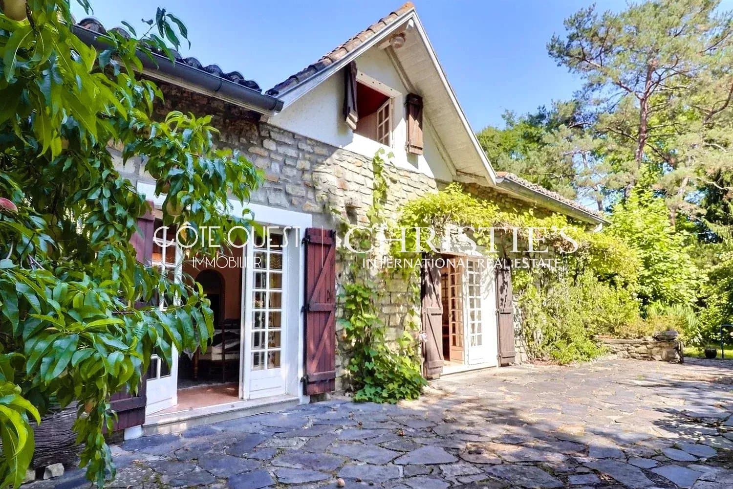 Property on 1 hectare of parkland in Sainte-Marie-de-Gosse