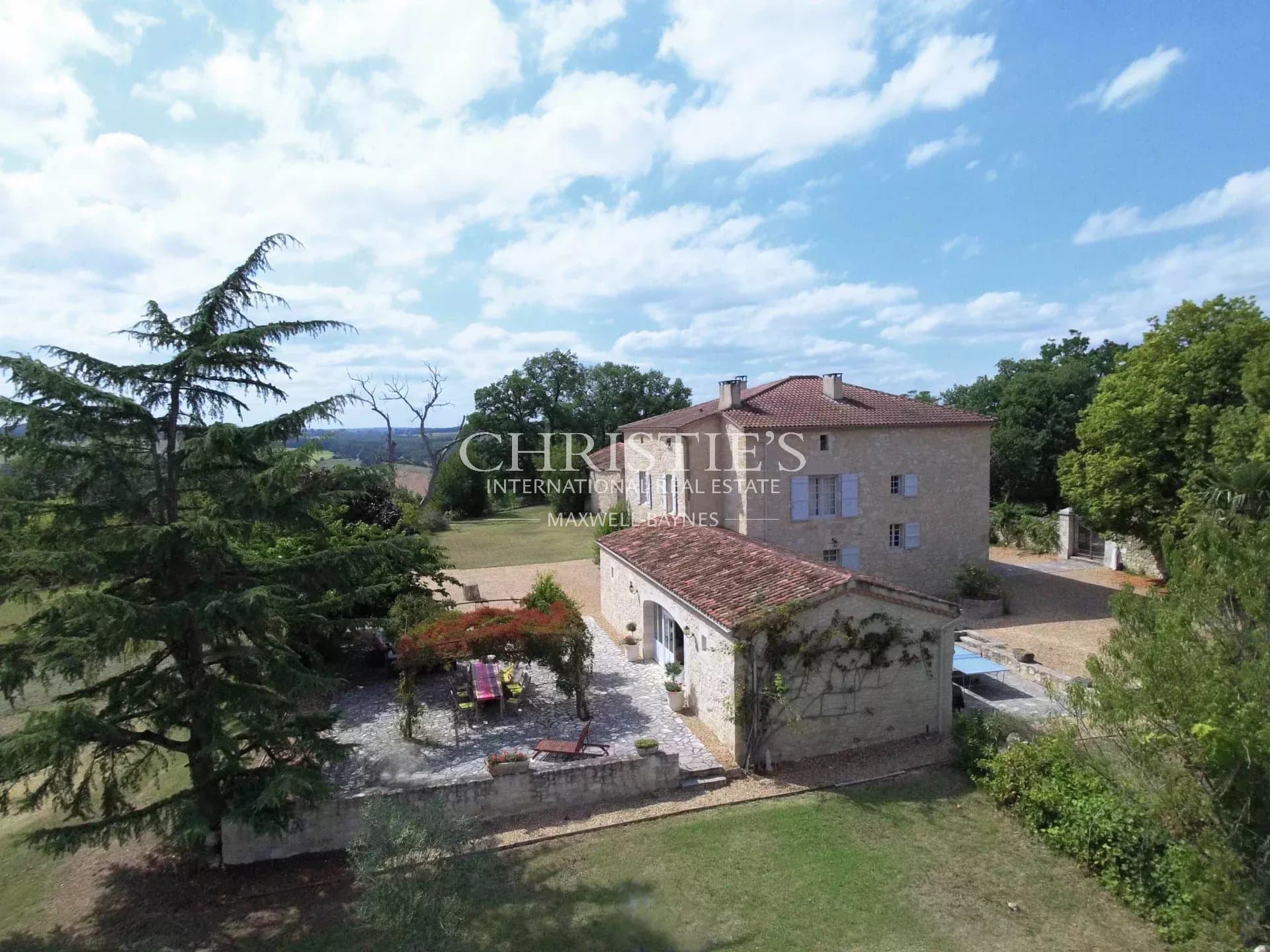 Maison de campagne avec chapelle - vue imprenable - 5 hectares de terrain et piscine près de Condom dans le Gers