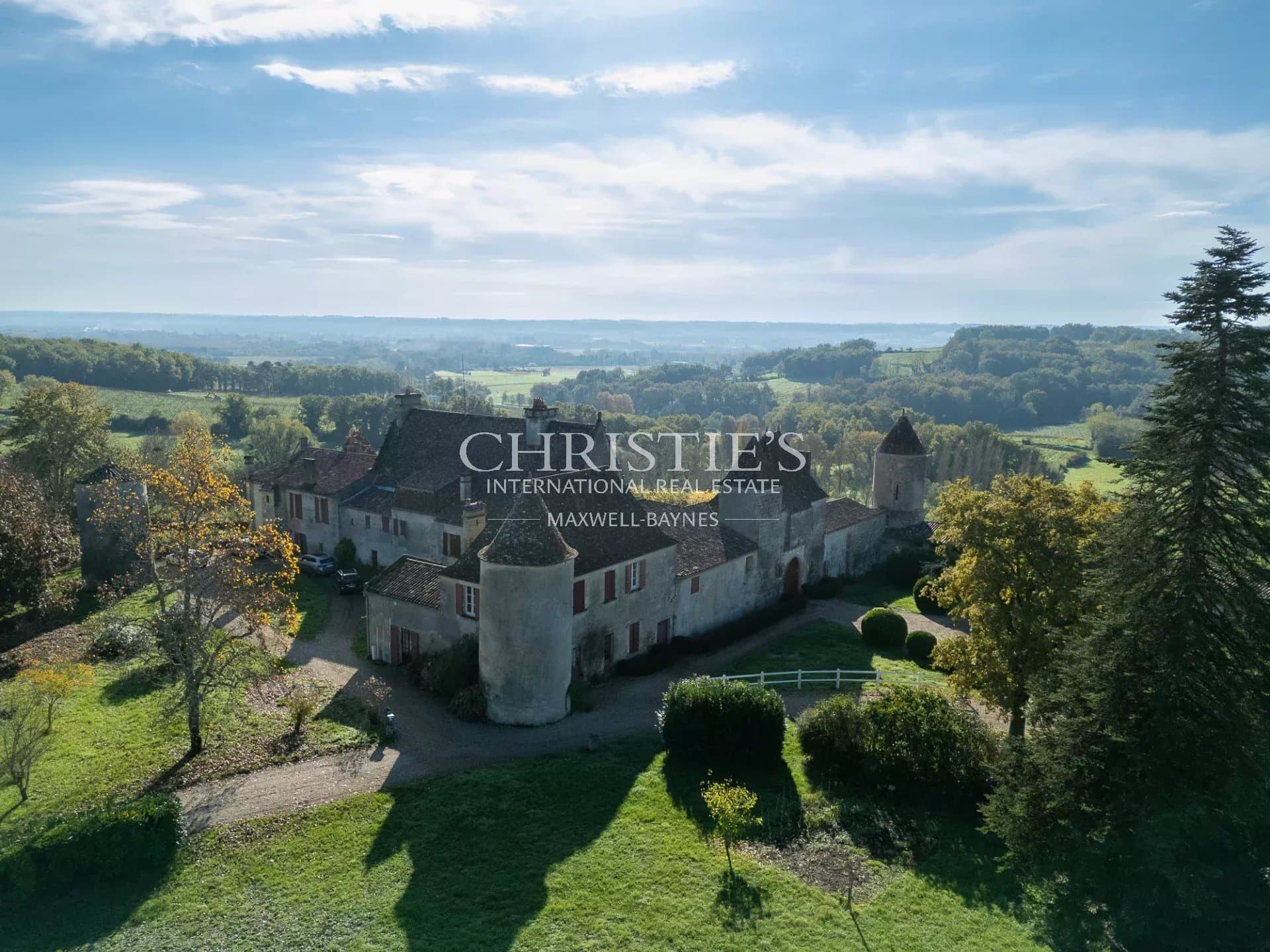 Near Saint-Emilion - Exceptional historic Château surrounded by 112 ha including park with swimming pool and tennis court