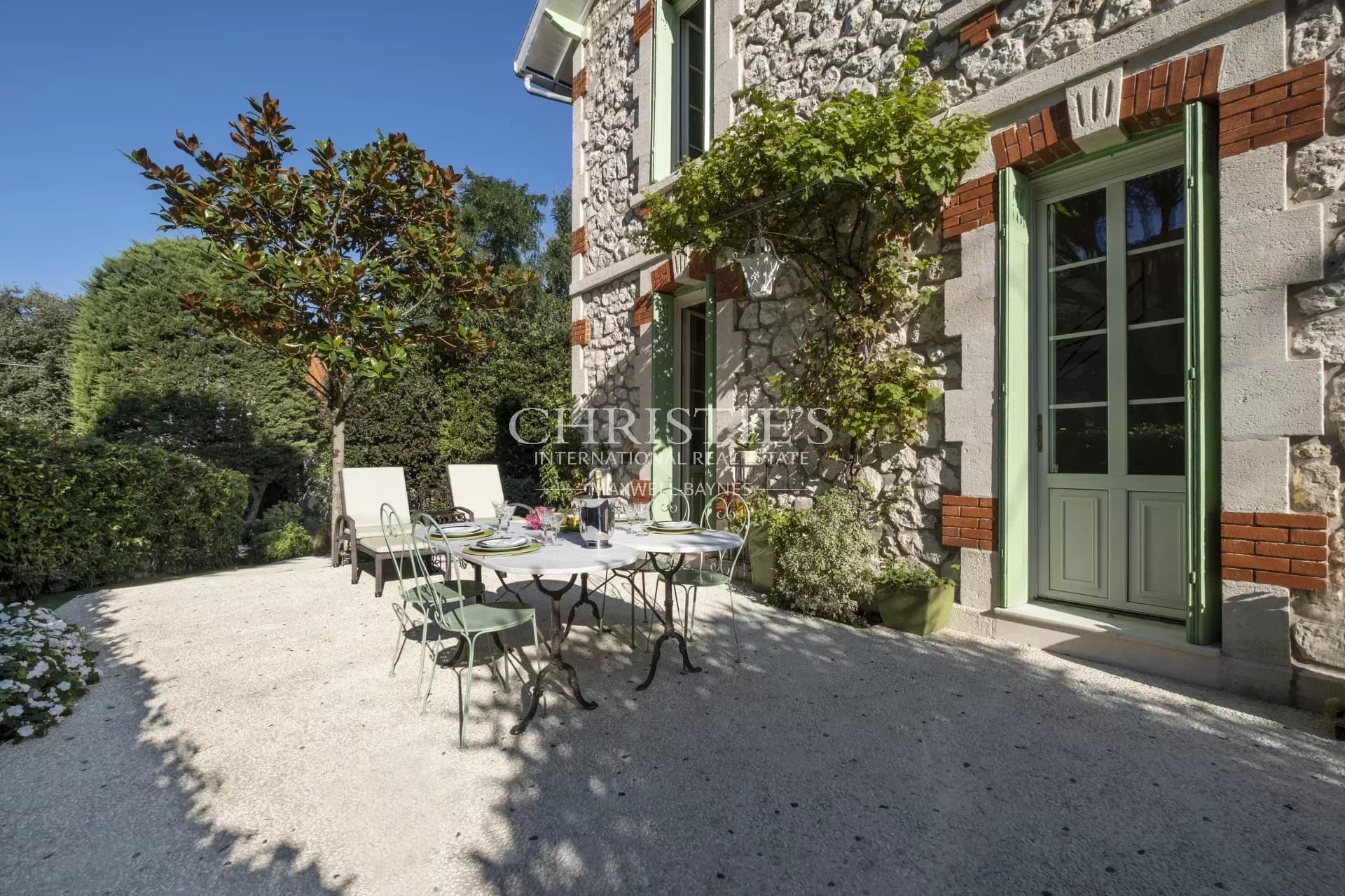 For Sale seaside villa & independent appartment in Royan