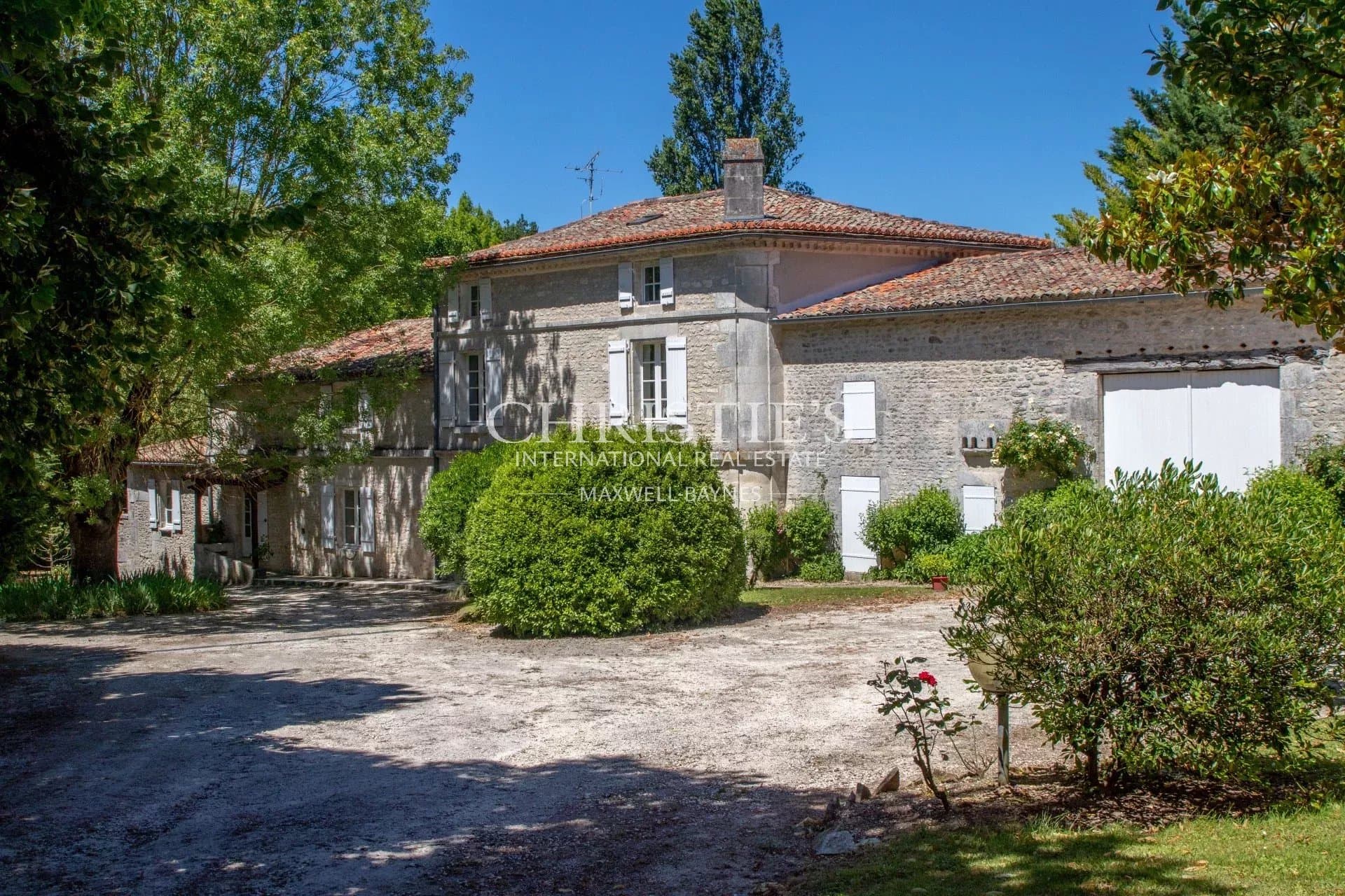 Très beau logis du 16ème siècle près d'Angoulême à vendre