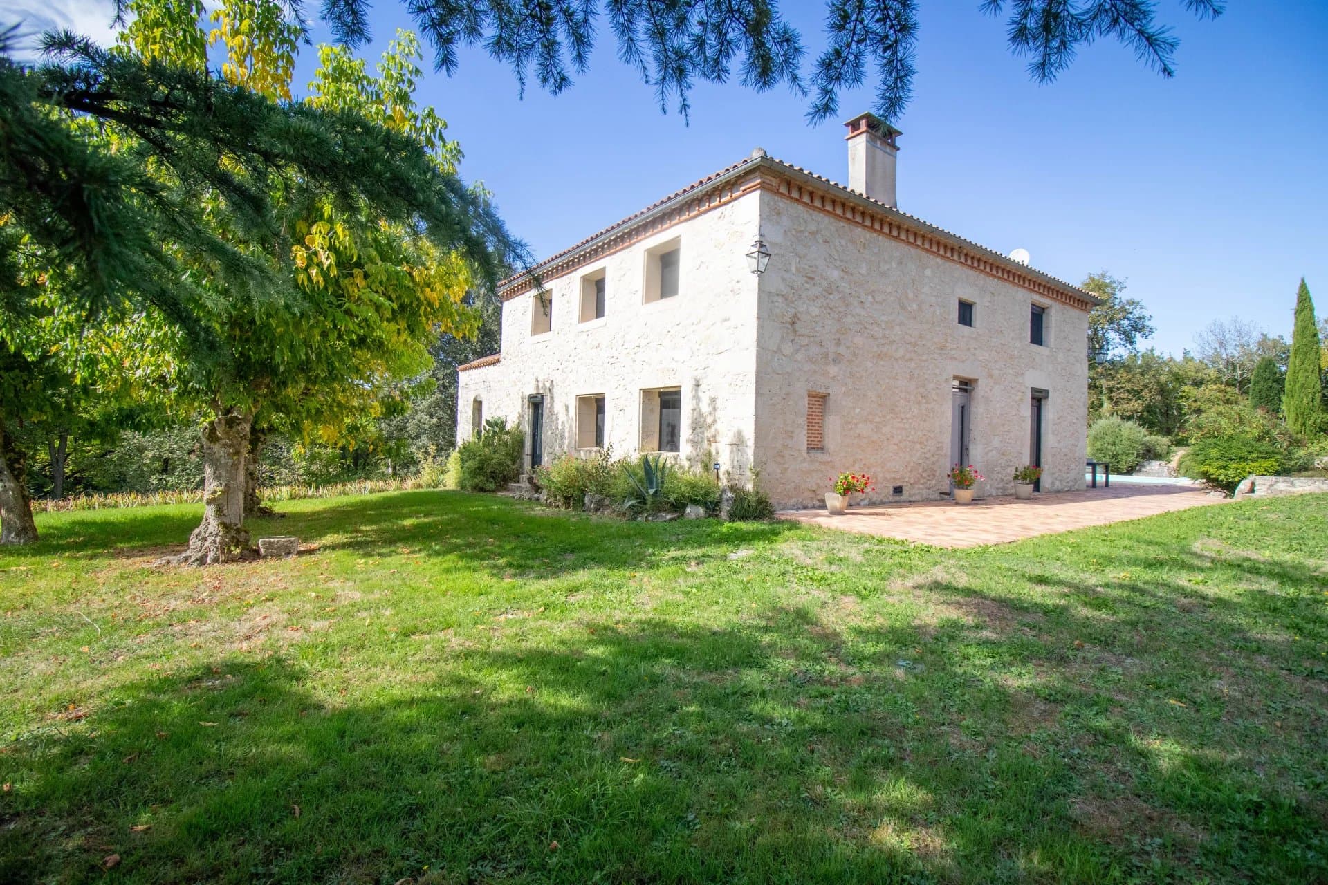 La vieille ferme avec ses granges, 3 ânes et 35 hectares de terrain.