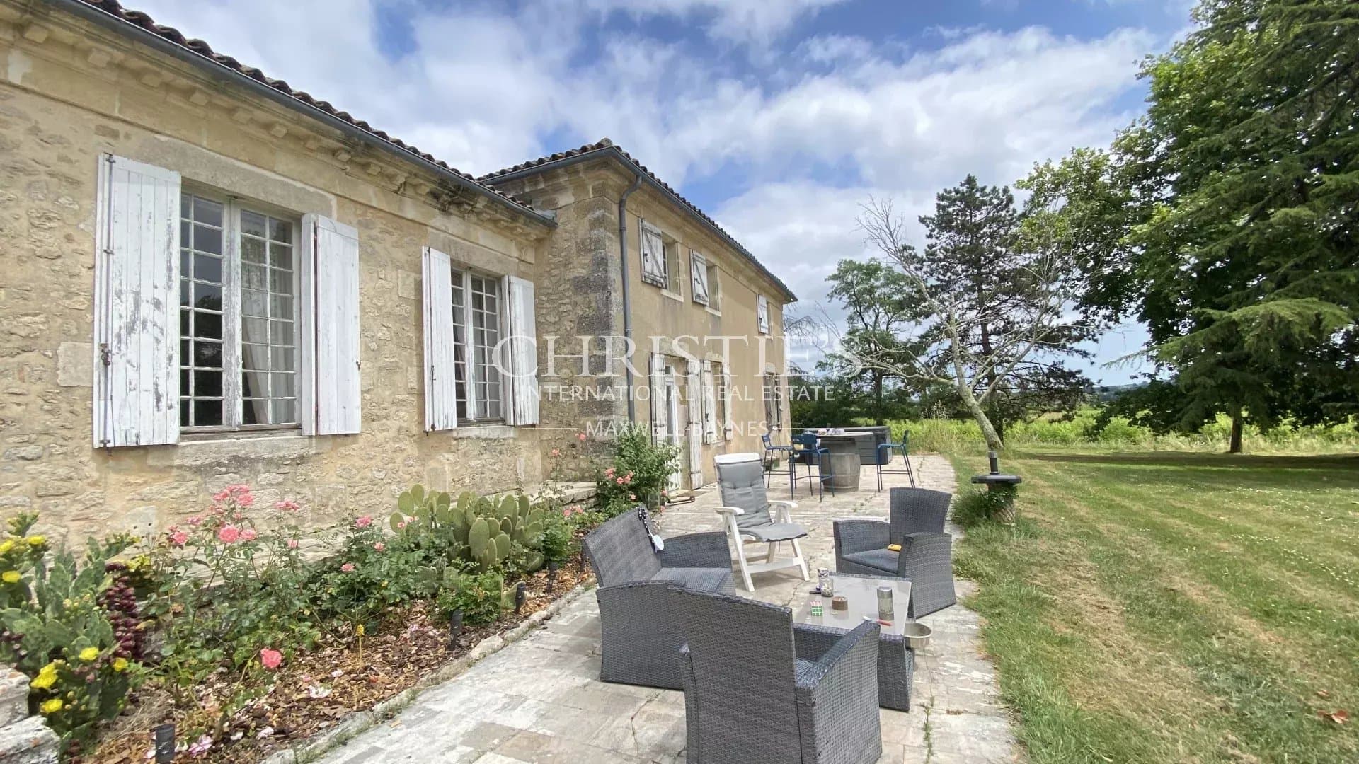 Maison familiale et dépendances au cœur de l’Entre-deux-Mers