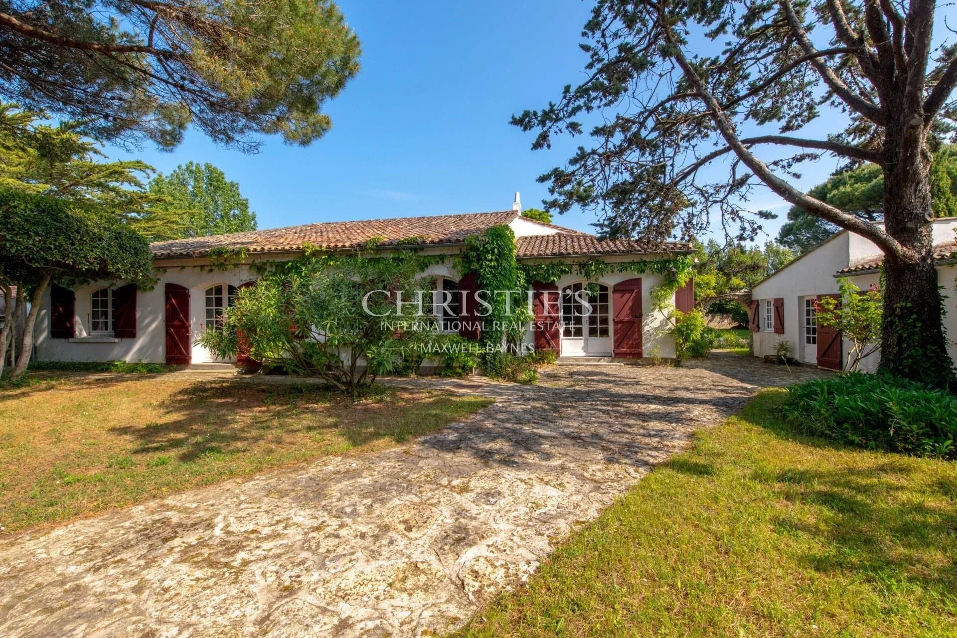 Belle propriété avec jardin exceptionnel au coeur du village des Portes-en-Ré