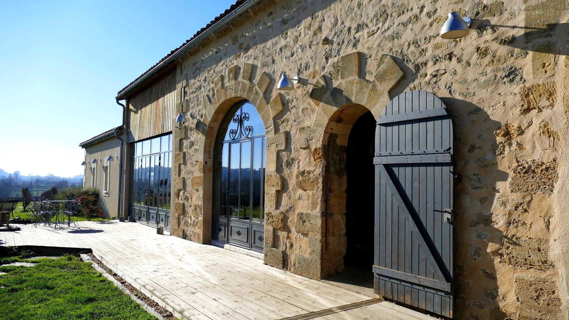 Vignoble de 27ha avec une girondine située sur un promontoire et 2 gîtes, Libourne