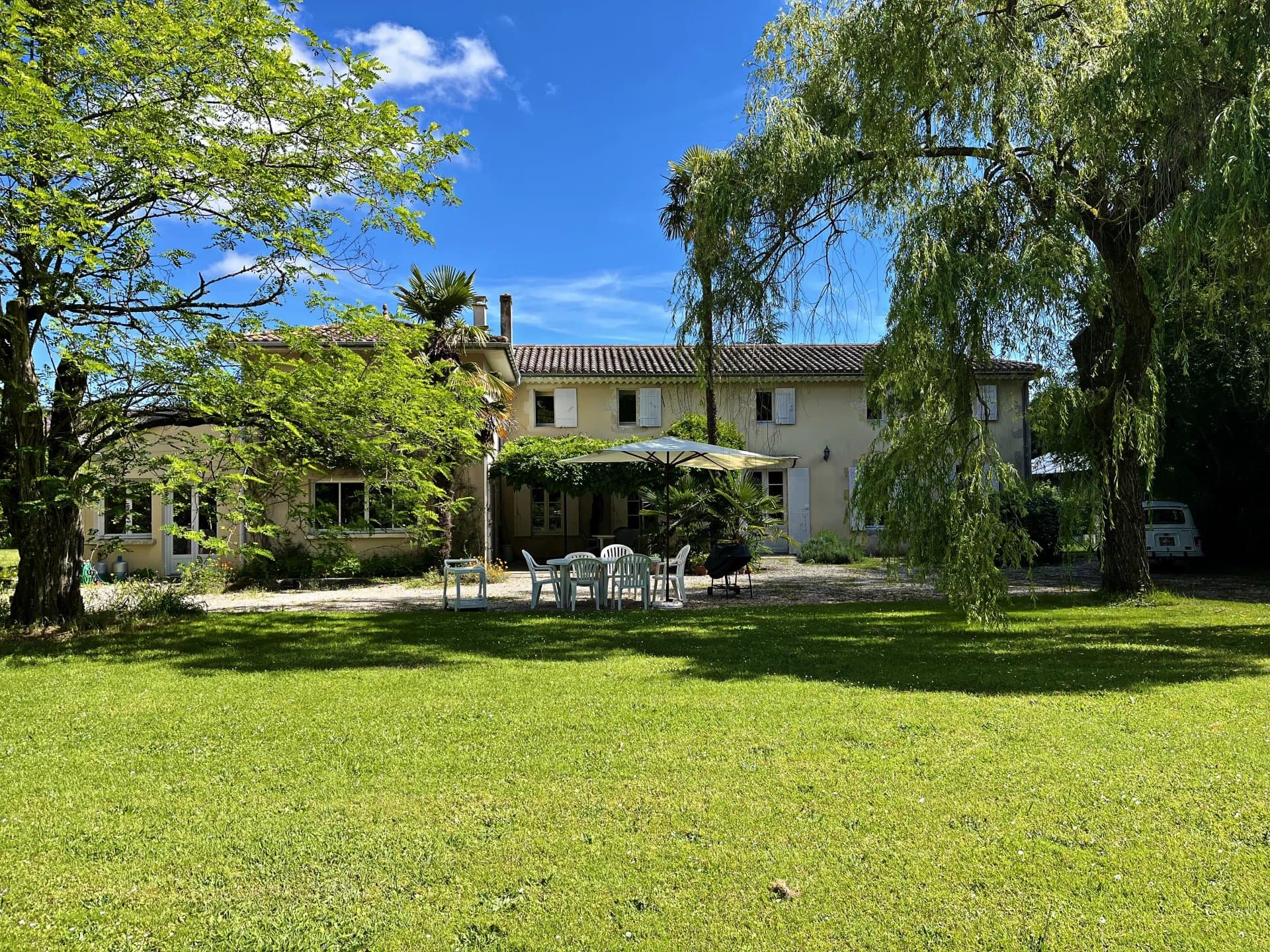 For sale lovely, intimate property in the Médoc region with a main house, gite, annexe and pool