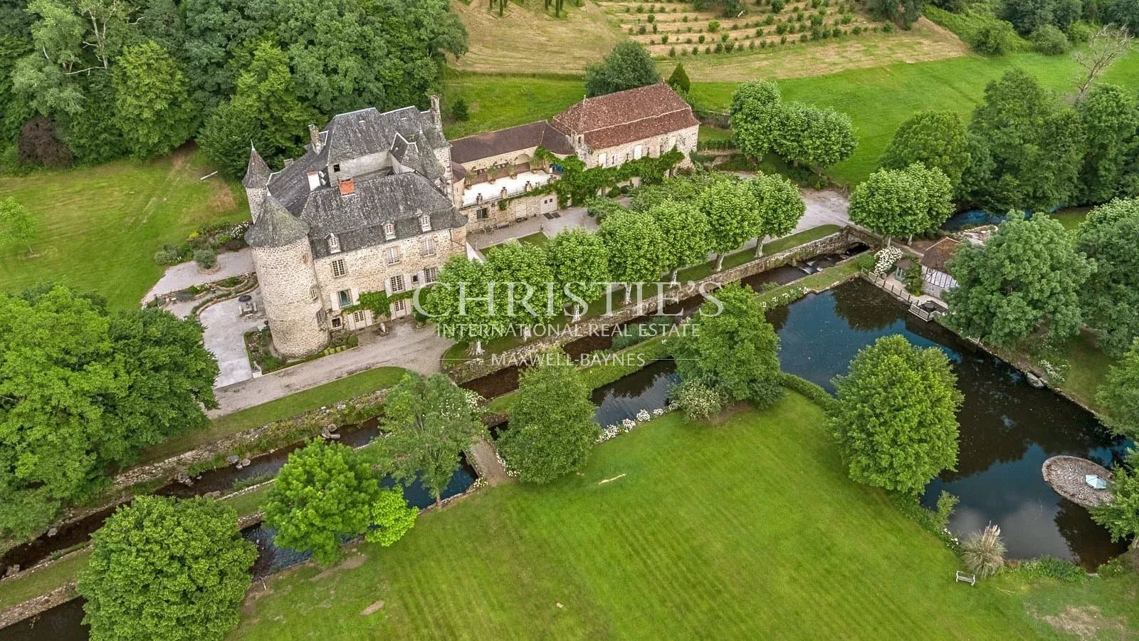 Château romantique à vendre avec rivière