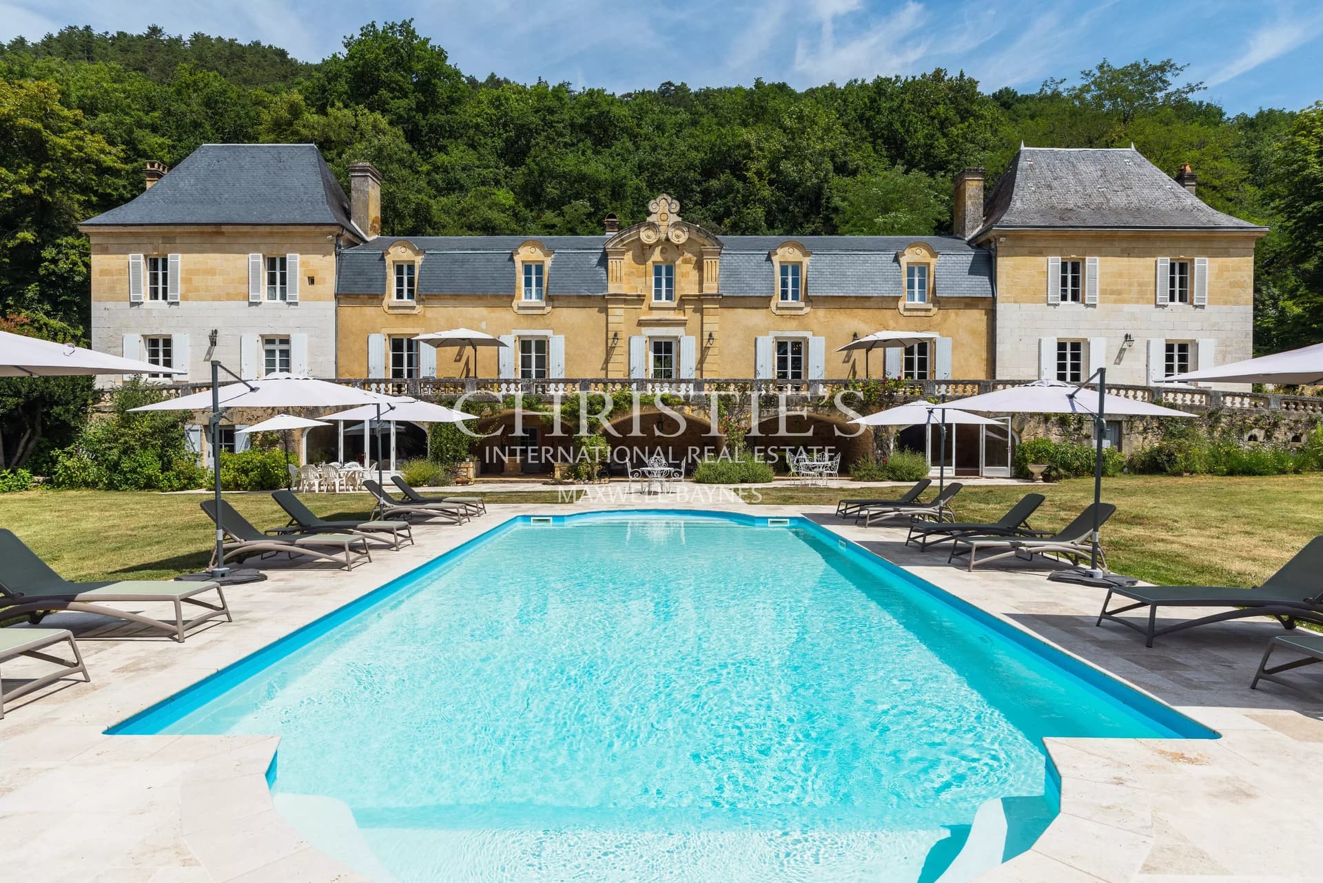 Prestigious private château with an established luxury hospitality business,