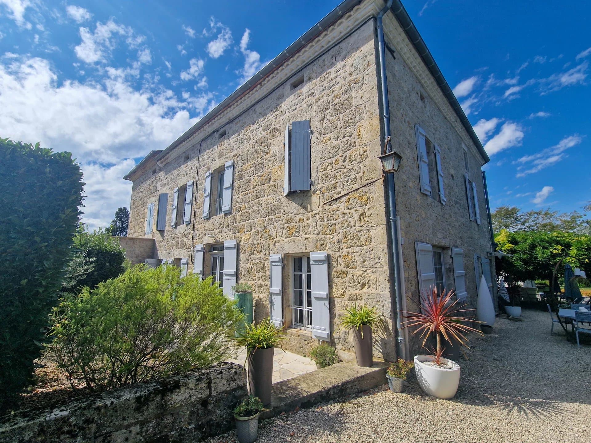 Maison de maître exceptionnelle avec piscine et vue au centre d'un village dynamique
