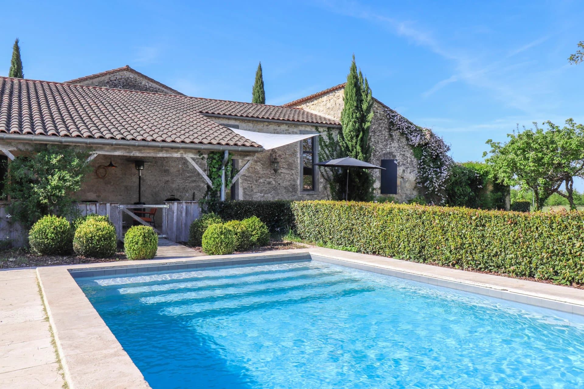 2 splendides maisons situées sur un terrain de 3.4 ha prés de Duras