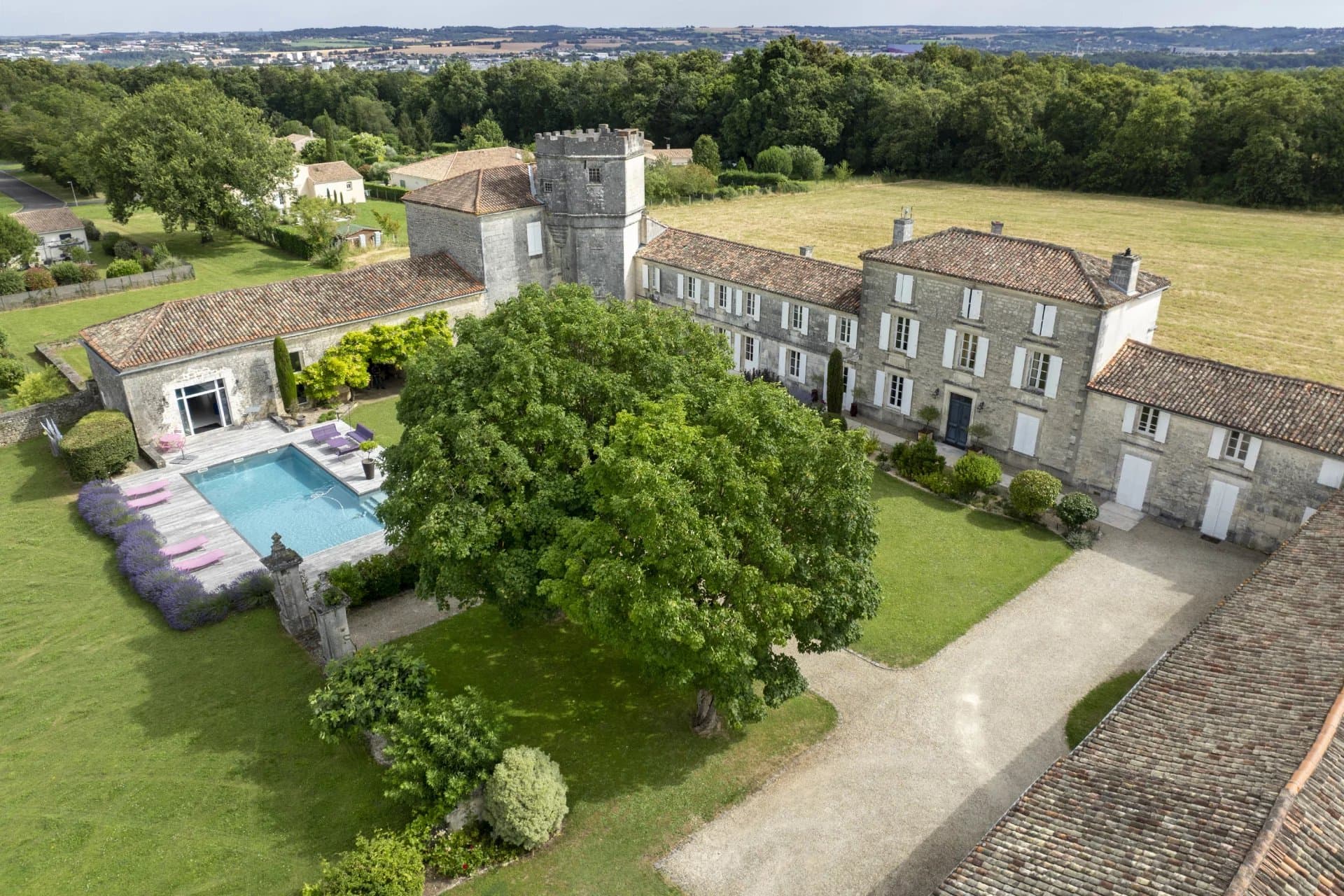 À vendre : Manoir Logis authentique du 18ème siècle avec piscine à Angoulême