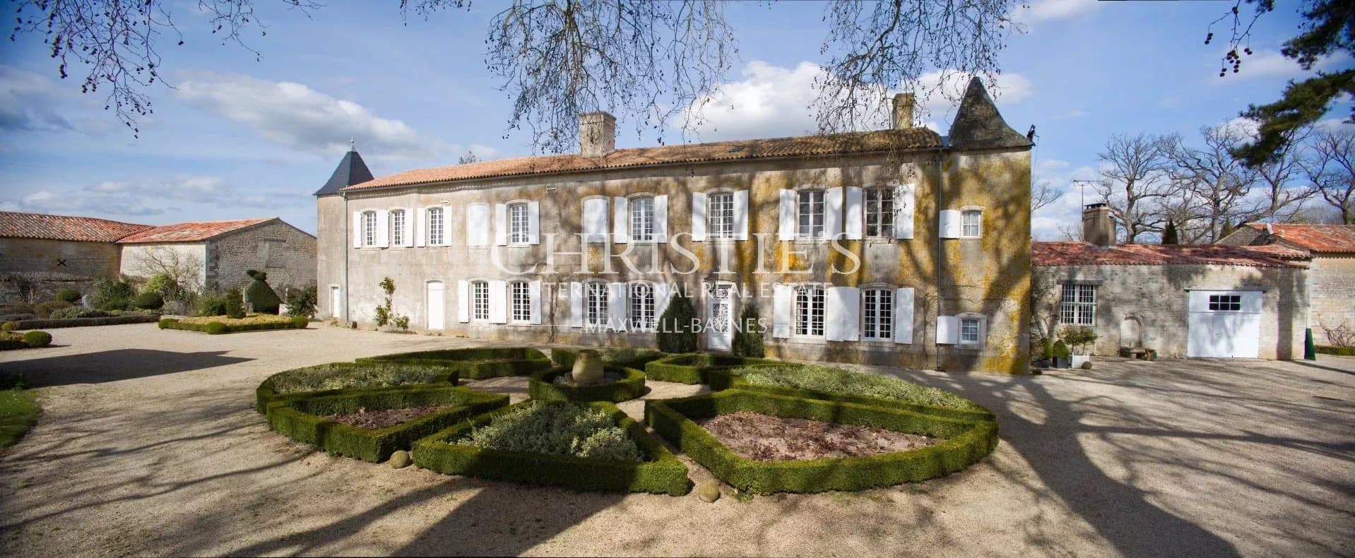 Magnifident 18th century manor house in wonderful setting