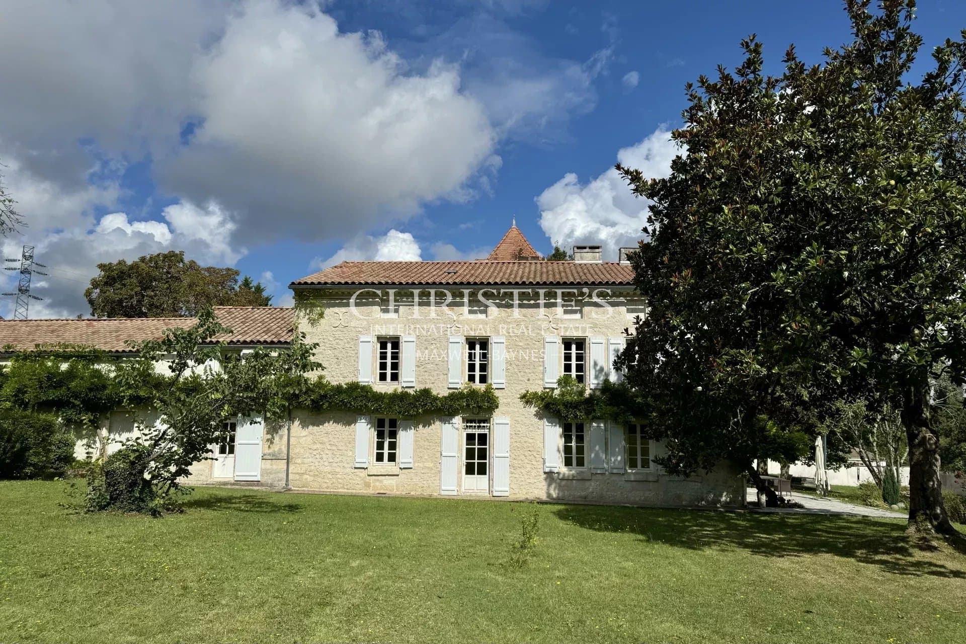 Fully renovated 16th-century logis with outbuildings and gîte near Angoulême