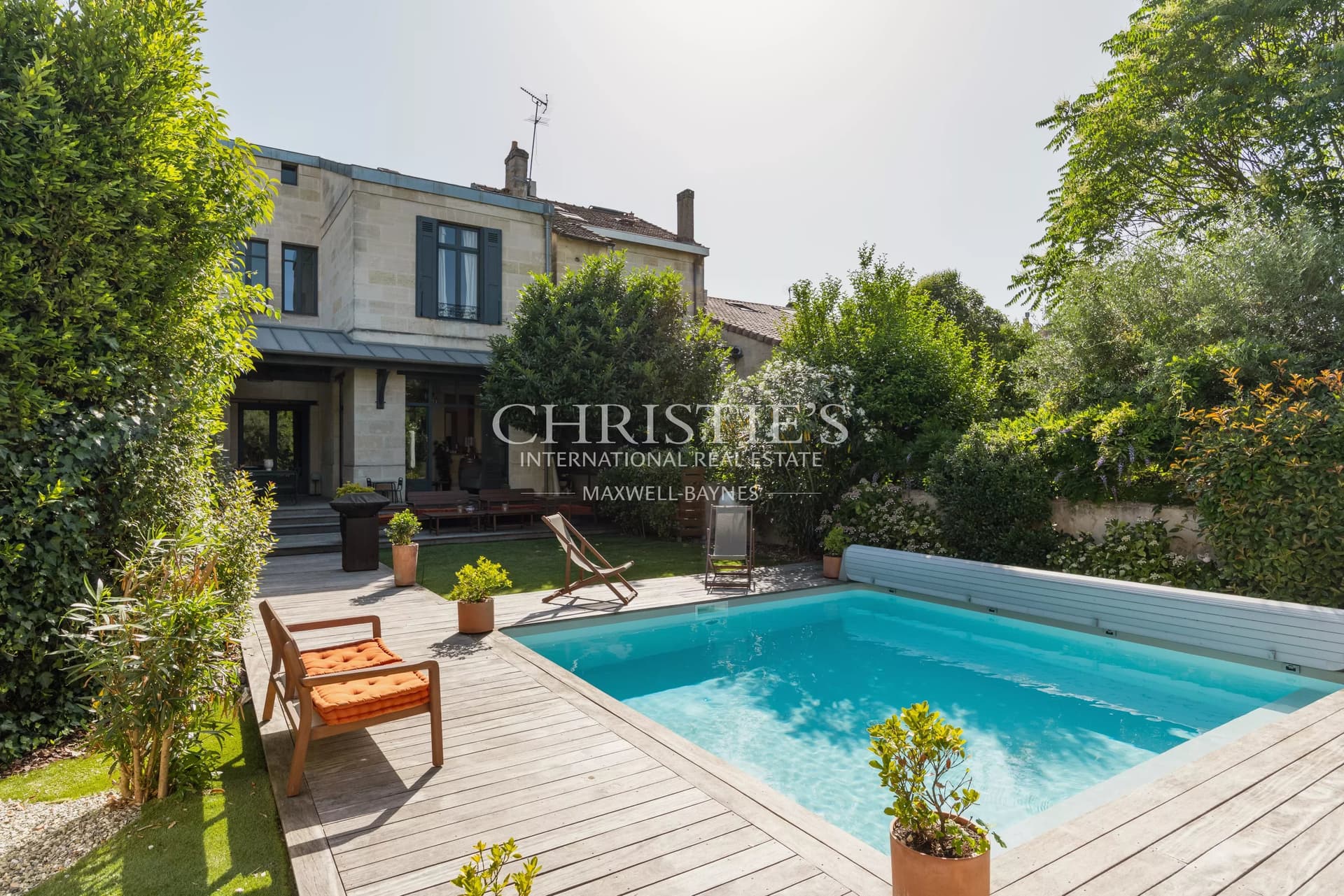 RENOVATED MANSION WITH GUEST HOUSE, SWIMMING POOL AND GARAGES