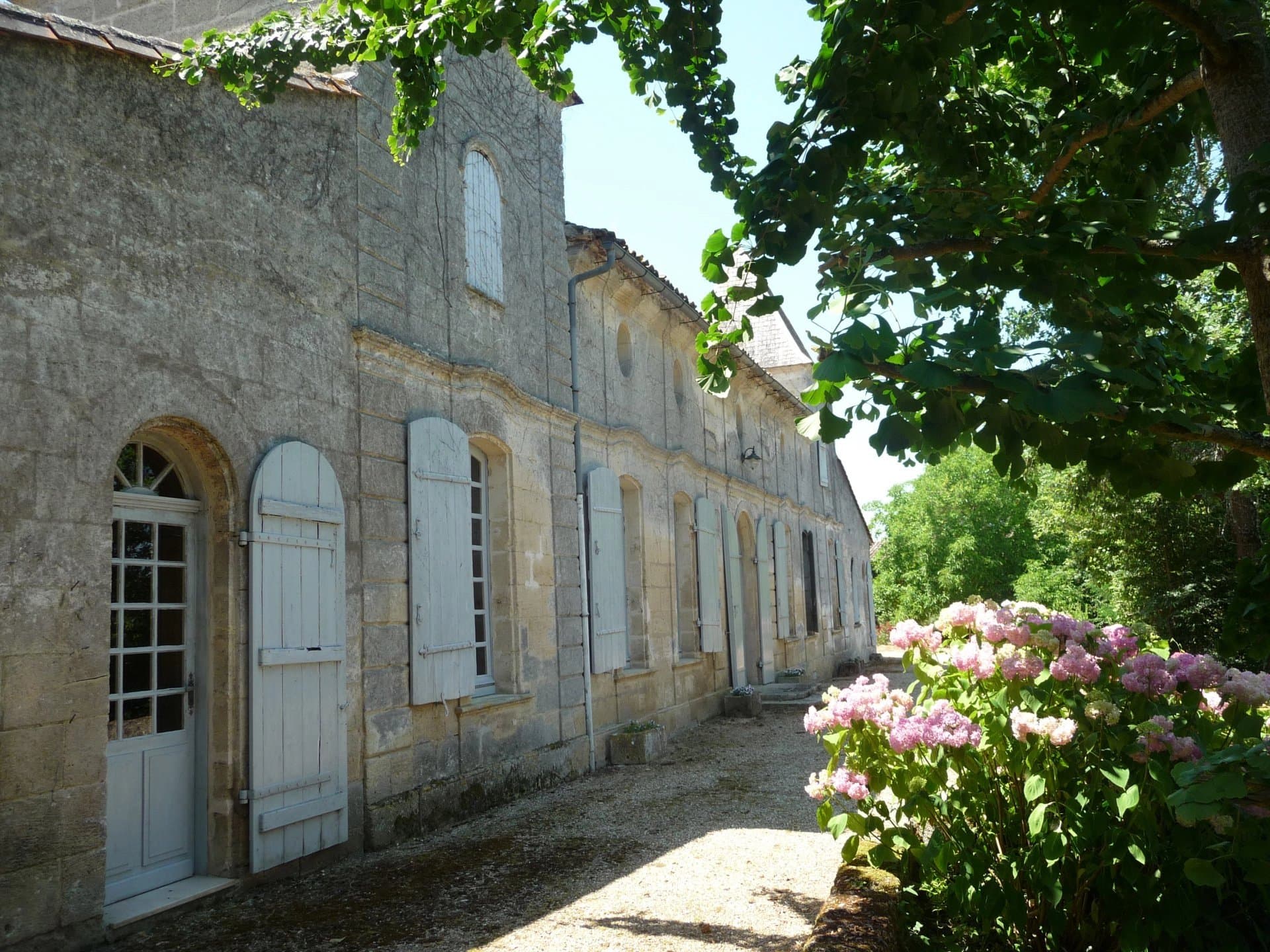 Vignoble AOC Bordeaux supérieur avec belle Chartreuse du XVIIIè