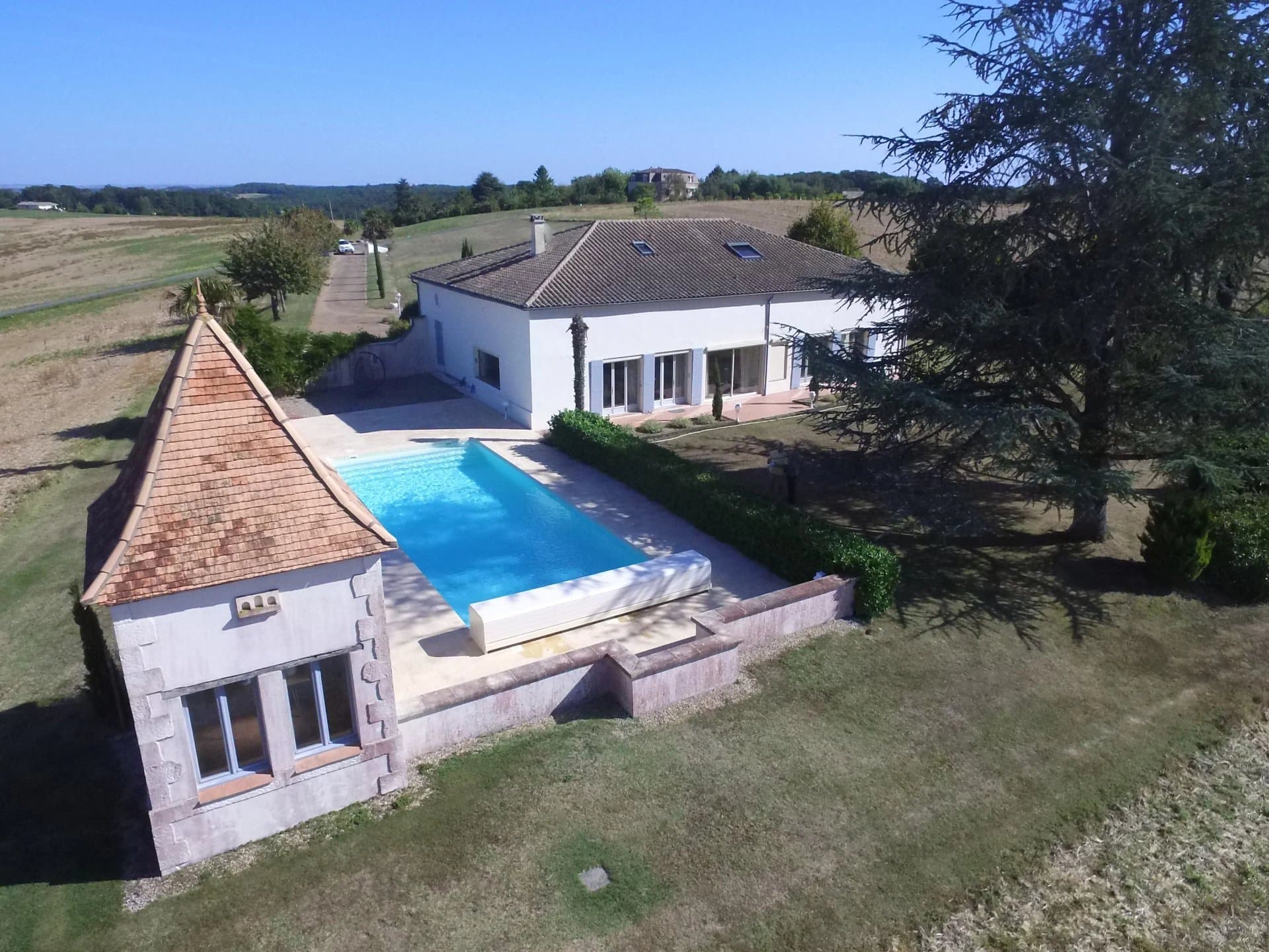 Une Propriété En Pierre A Vous Couper Le Souffle Avec Ses Vues Exceptionelle Et Sa Piscine Chauffée