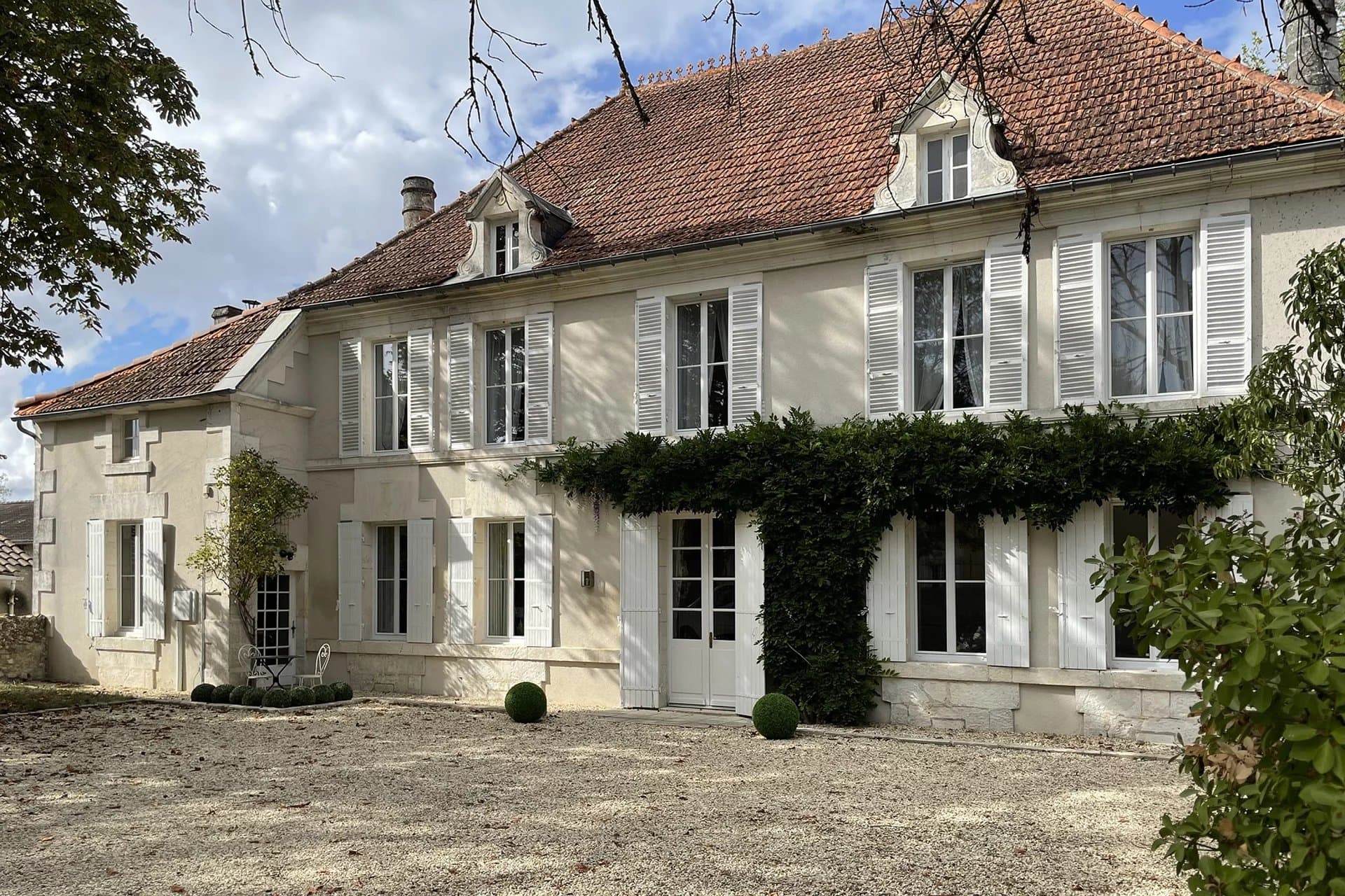 Maison de maître rénovée du 19ème siècle avec piscine à moins de 1 heure de Bordeaux