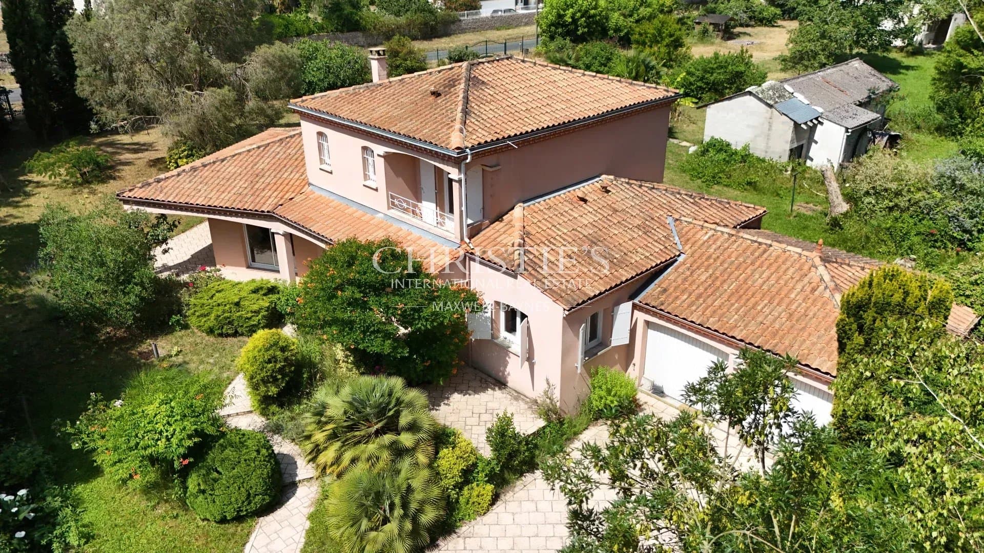 Family Villa with Garden Near the Beach