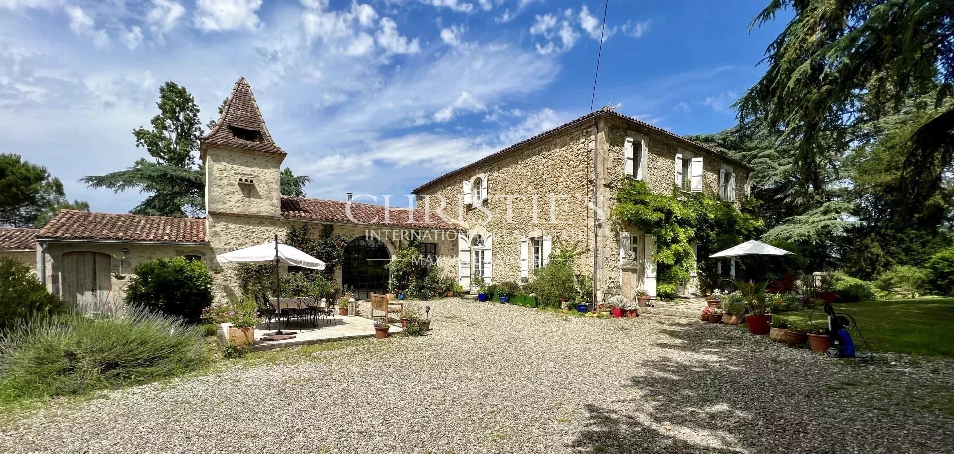 Château rénové avec goût et dépendance attenante dans un endroit paisible﻿
