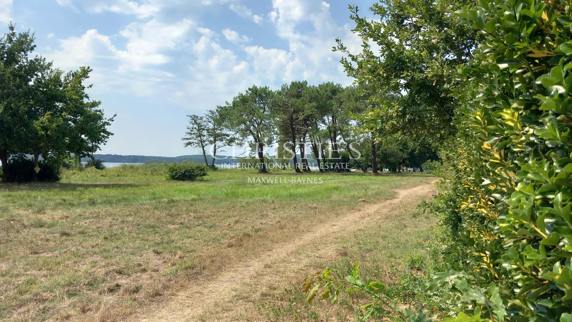 LAC DE LACANAU – MOUTCHIC BEACH, LARGE LAKESIDE PLOT