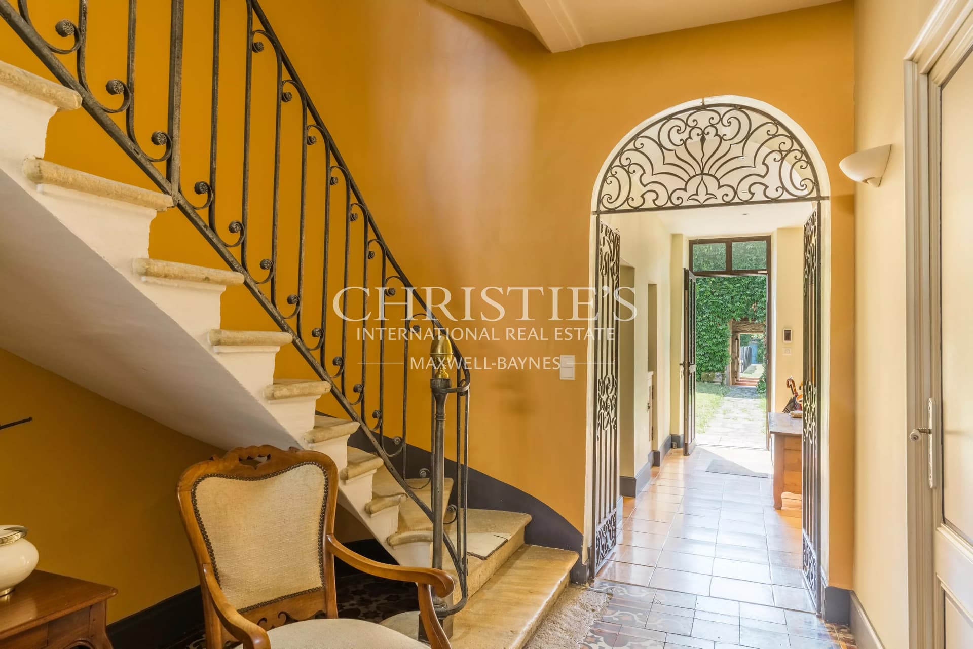 Elegant Bourgeois Townhouse with walled Garden, Swimming Pool and Outbuilding