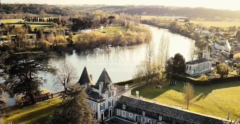 Extraordinaire Château du XI ème siècle situé au bord d’une rivière