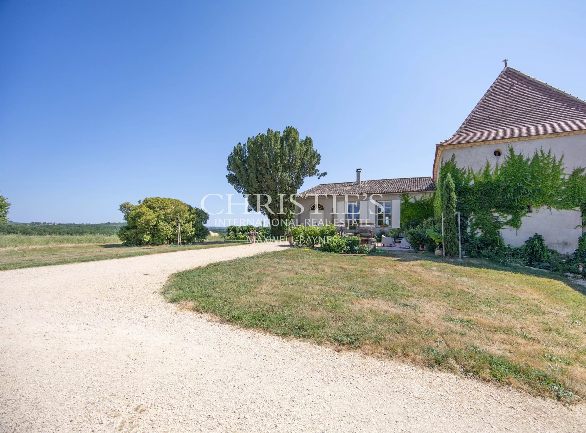 Ancienne ferme noble avec bassin et vue panoramique