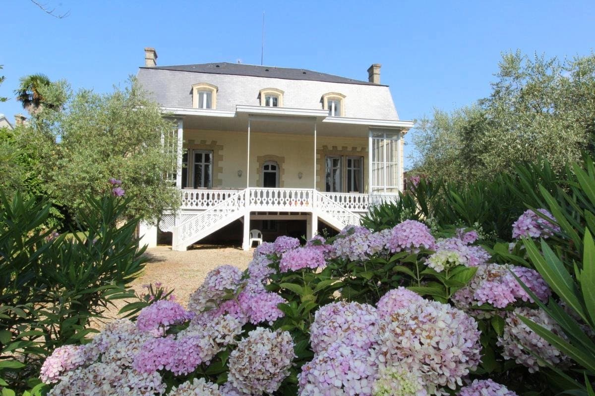 Vignoble de 8,40 ha en AOC Cadillac-Côtes de Bordeaux avec Château du 19ème siècle