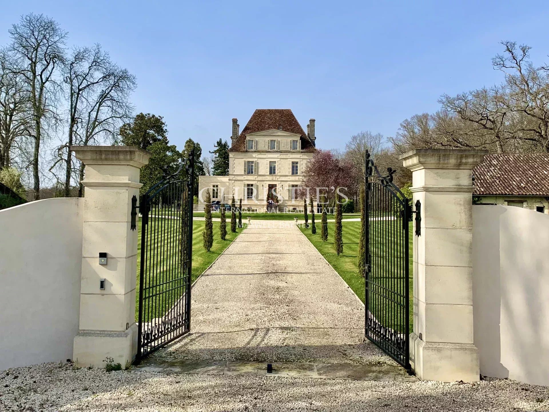 Château entièrement rénové, emplacement idéal, près d'Aubeterre