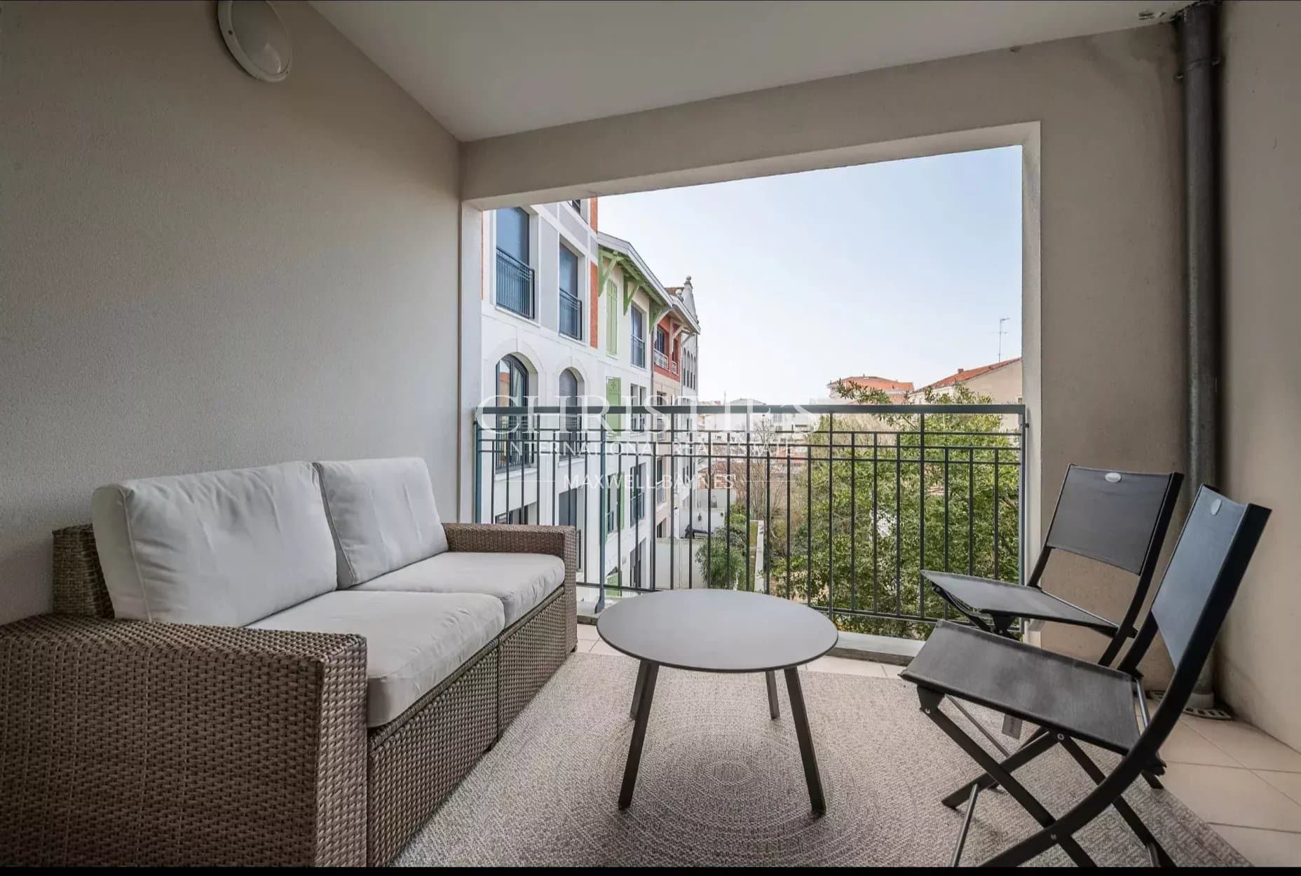 Superb apartment with loggia and Bassin view, right in the heart of town.
