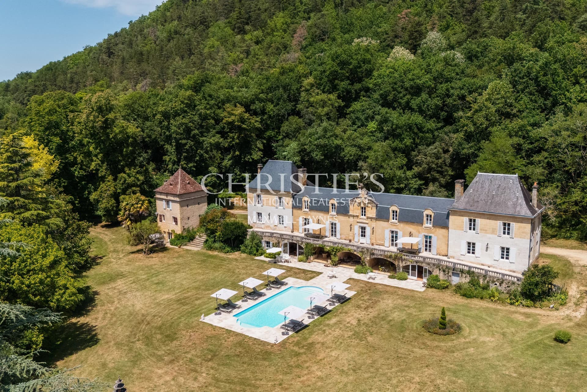 Prestigious private château with an established luxury hospitality business,