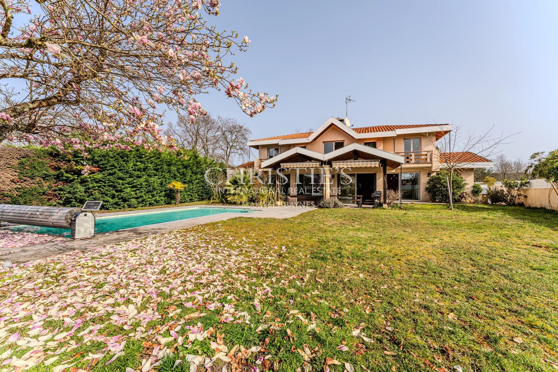 Charming 5-Bedroom Home with Pool in Gujan-Mestras, France